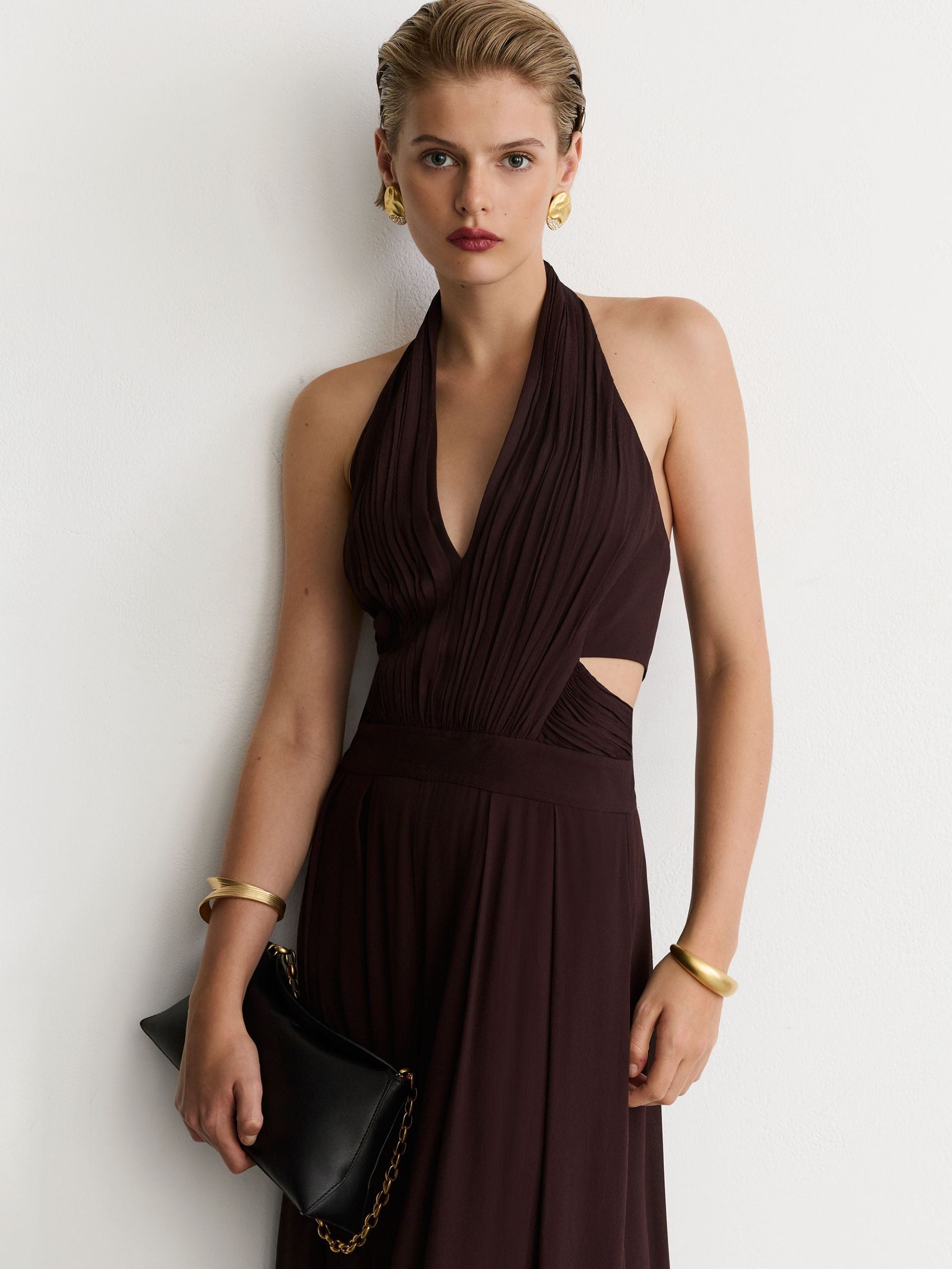 Halterneck Pleated Wide-Leg Jumpsuit in Grape Burgundy - Bild 5 av 7