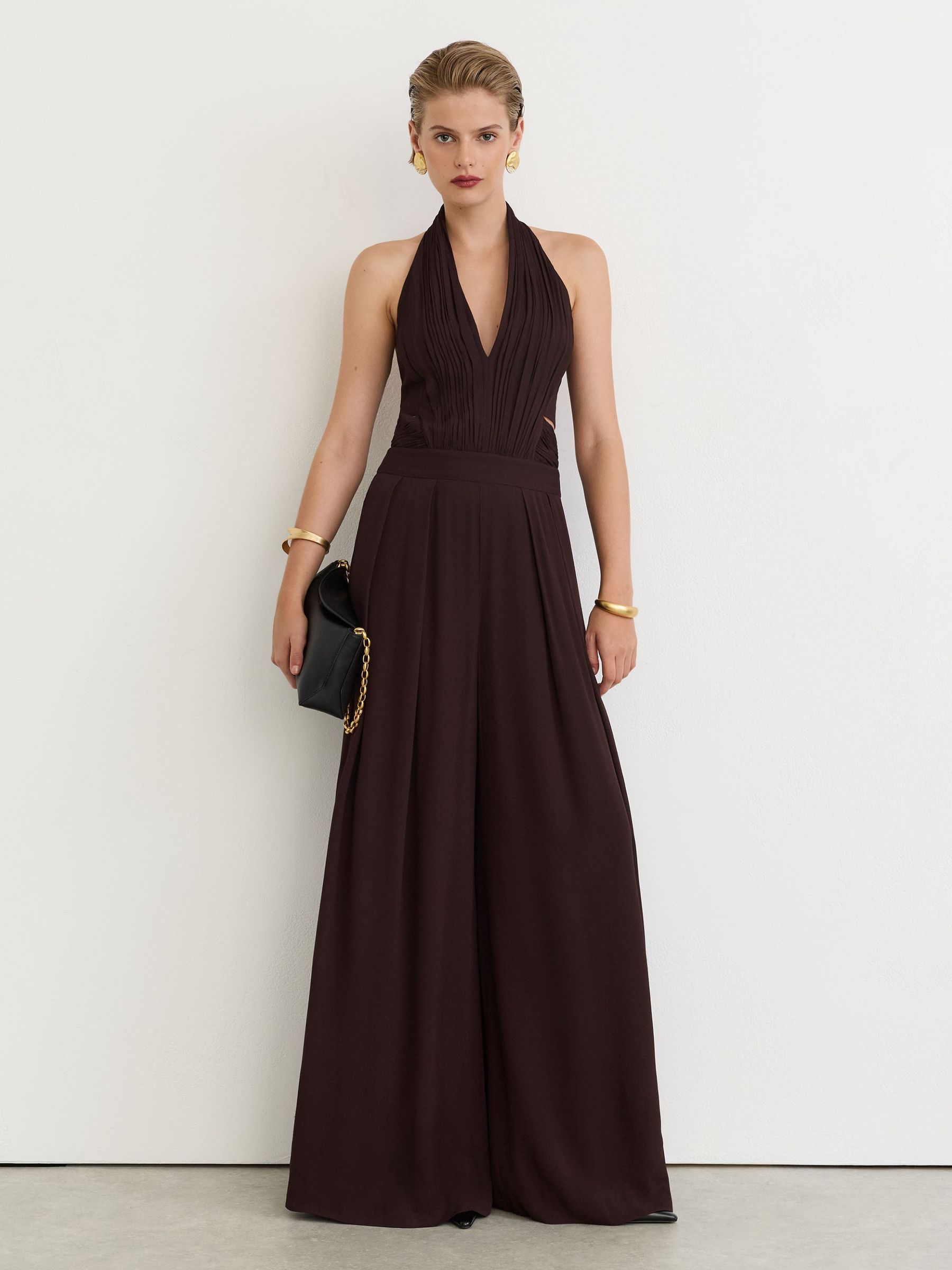 Halterneck Pleated Wide-Leg Jumpsuit in Grape Burgundy - Bild 6 av 7