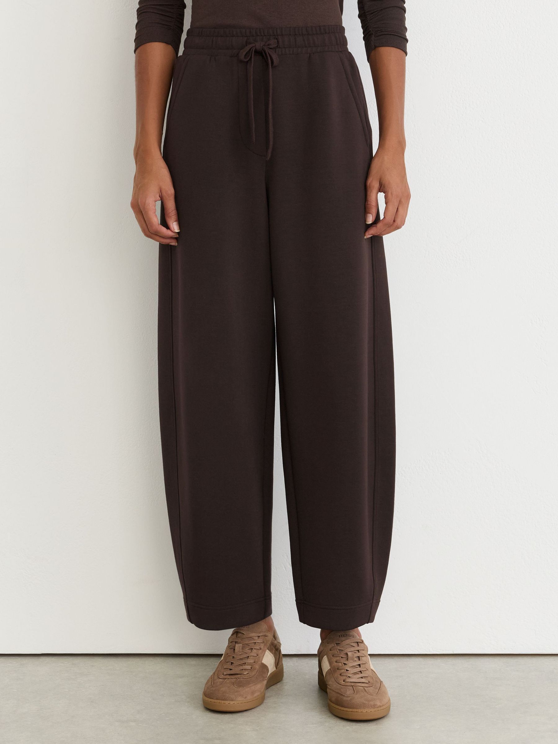 Petite Premium Interlock Barrel-Leg Joggingbukser i Mørk Chokoladebrun - Billede 3 af 7