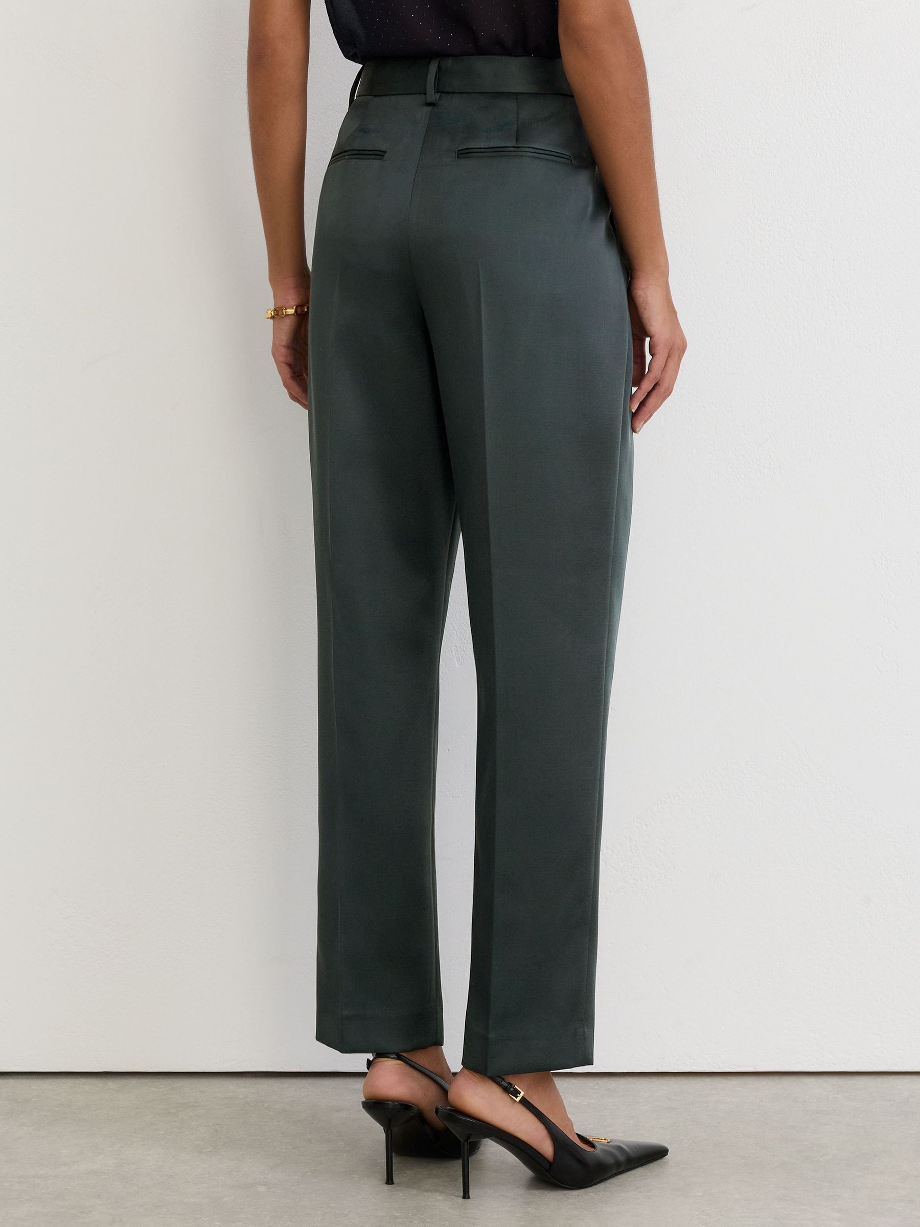 Satin Single-Pleat Tapered Trousers in Green - Image 5 de 6