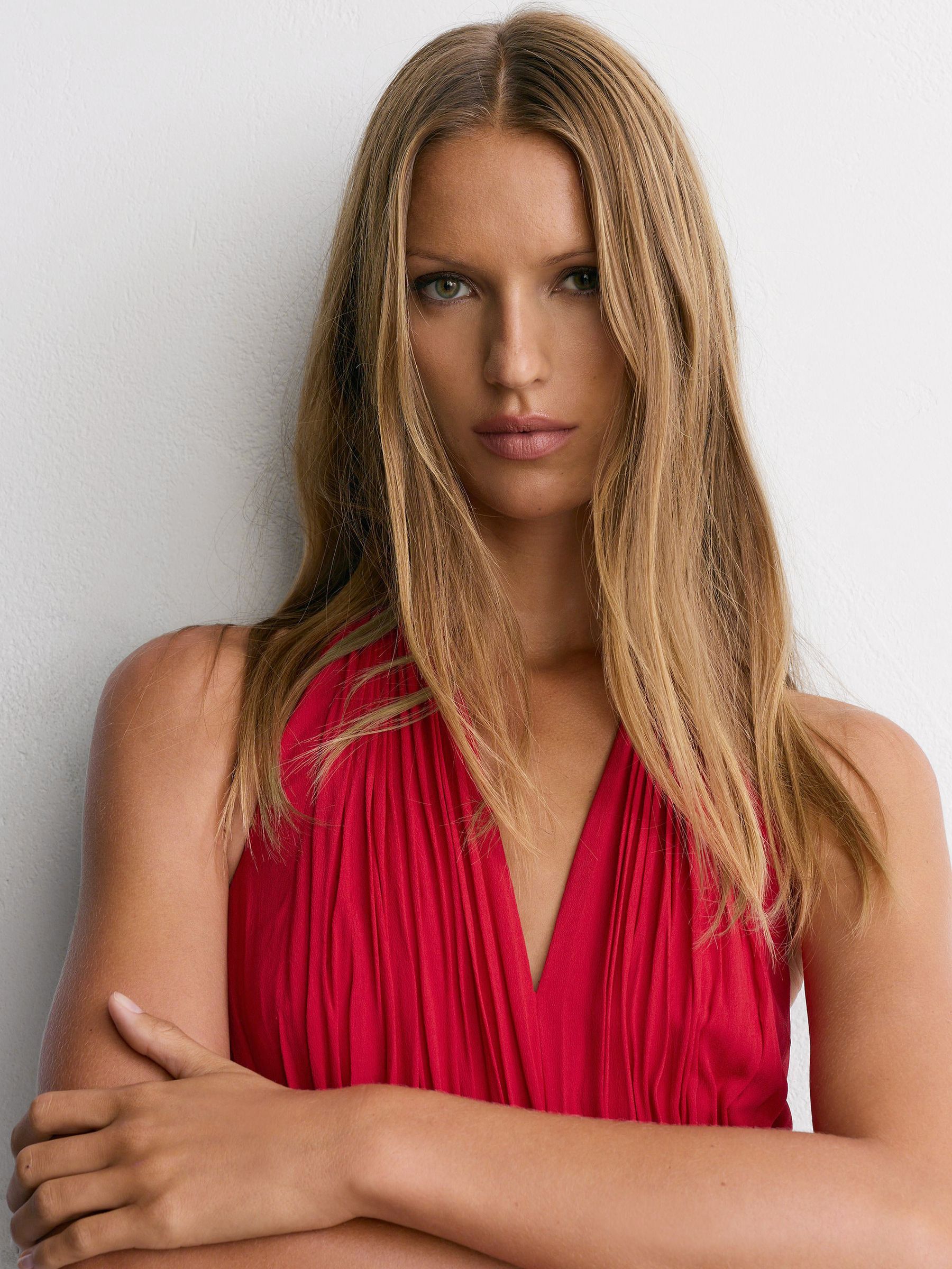 Robe longue plissée rouge à col halter - Image 4 de 8