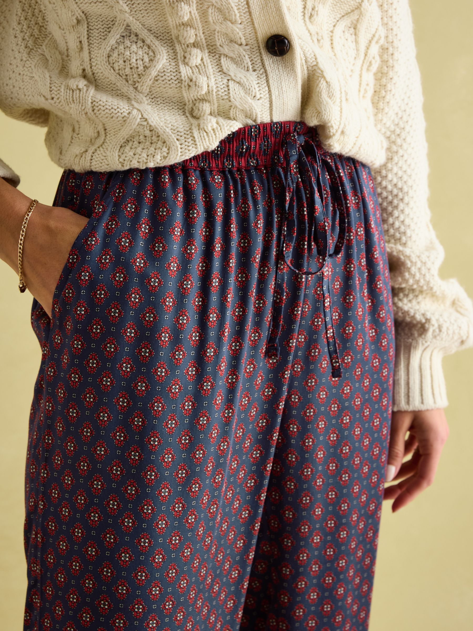 Red & Navy Satin Wide Leg Trousers - Image 4 of 8