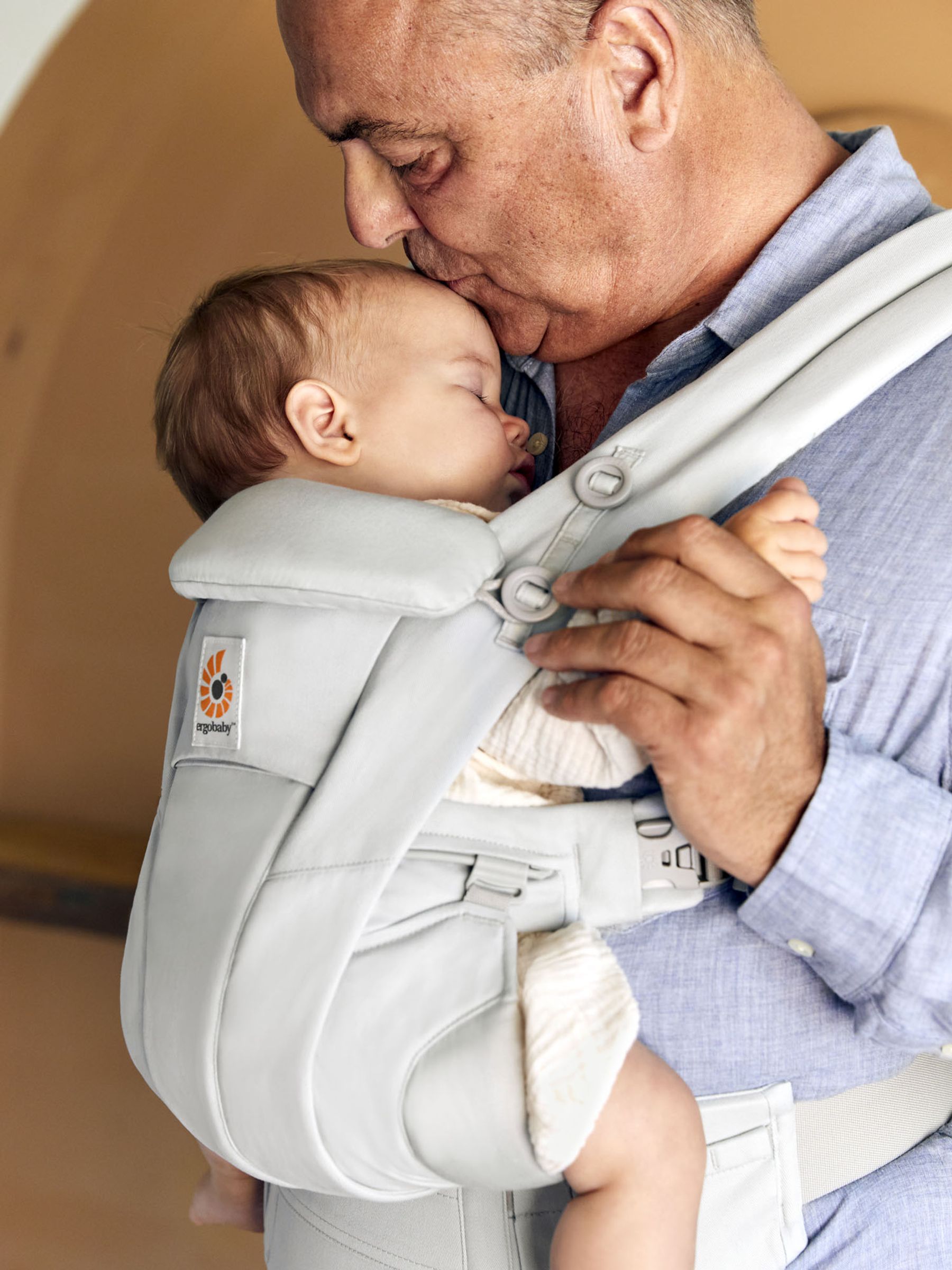 Ergobaby Omni Dream Baby Carrier - Image 8 of 9