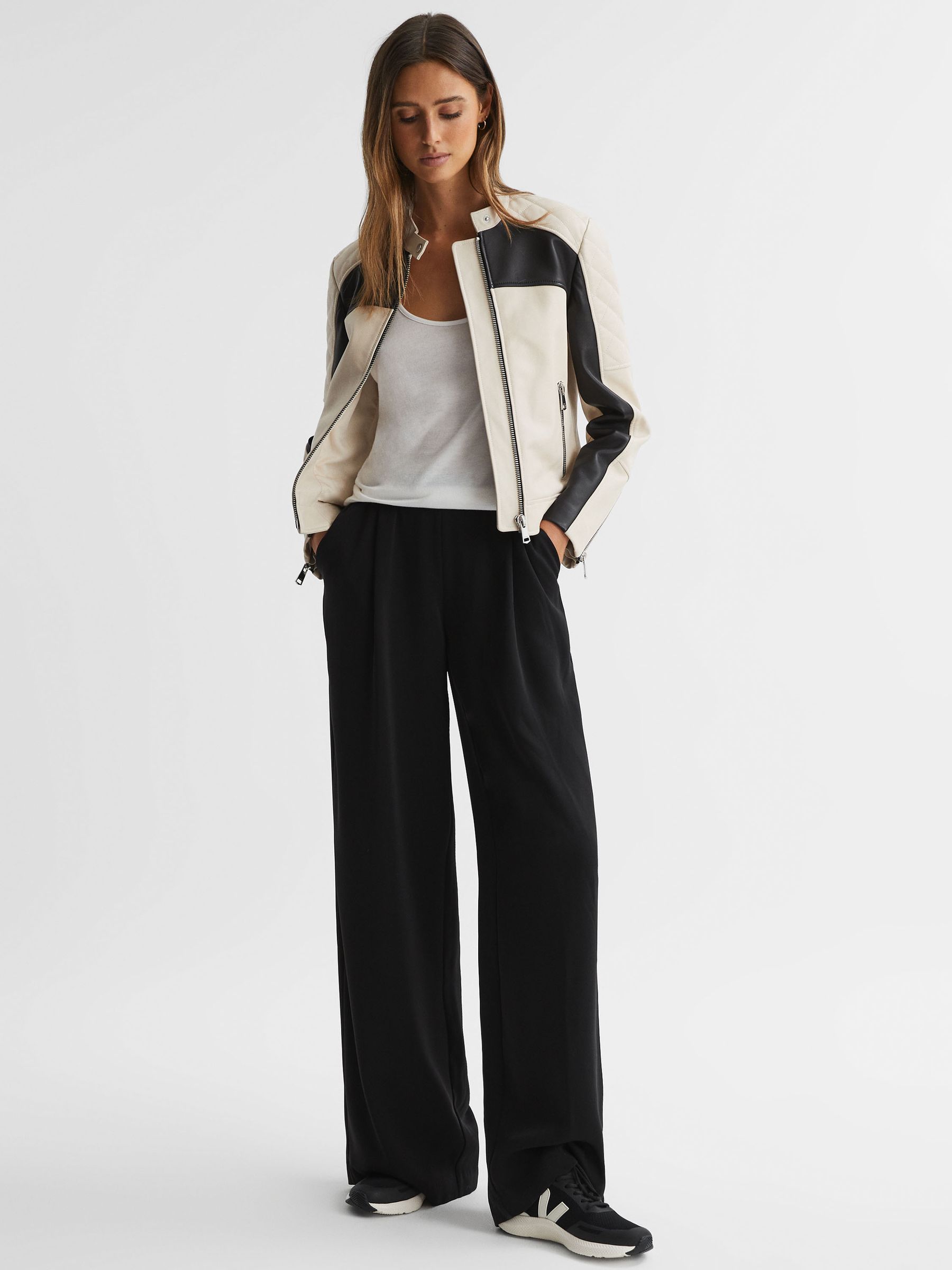 Veja Lightweight Trainers in Cream/Black - Image 3 of 7