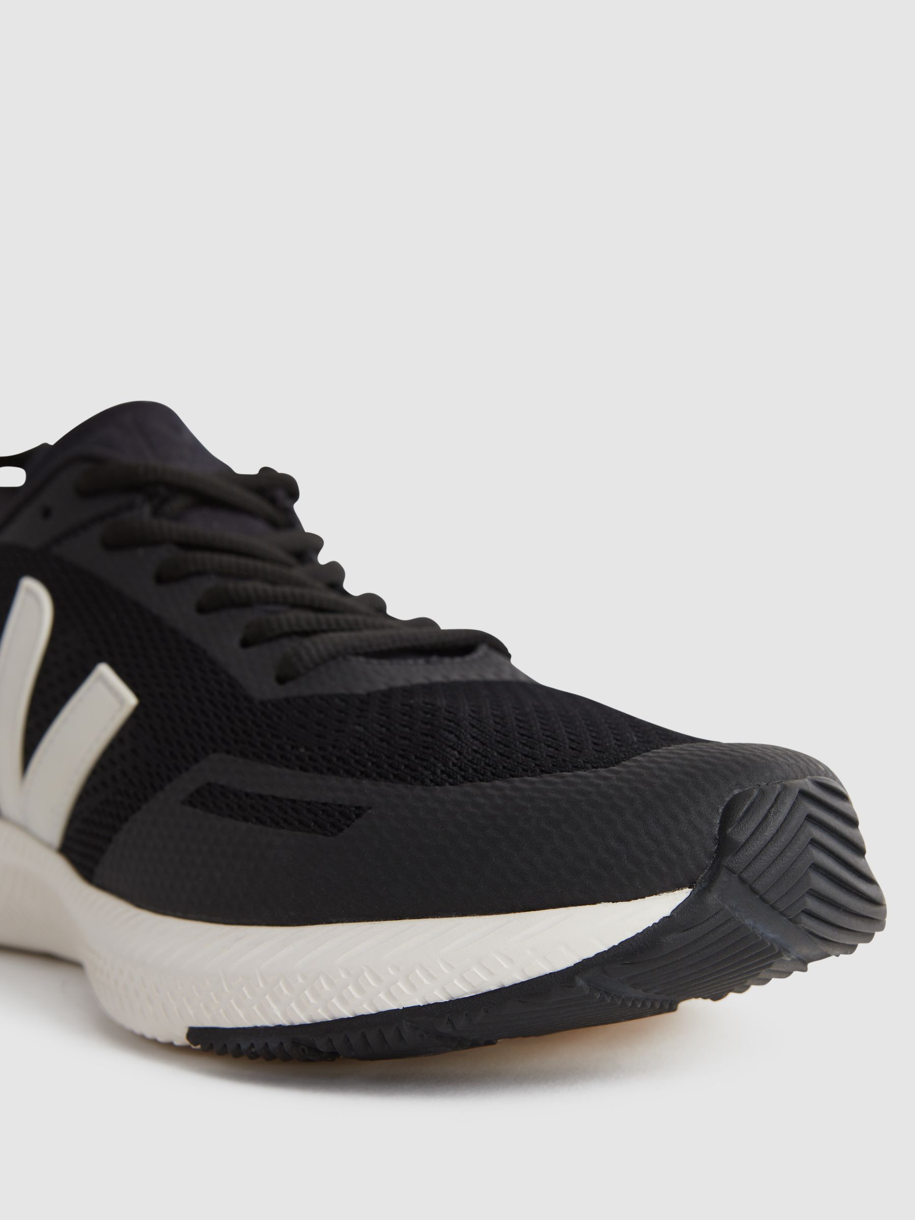 Veja Lightweight Trainers in Cream/Black - Image 7 of 7