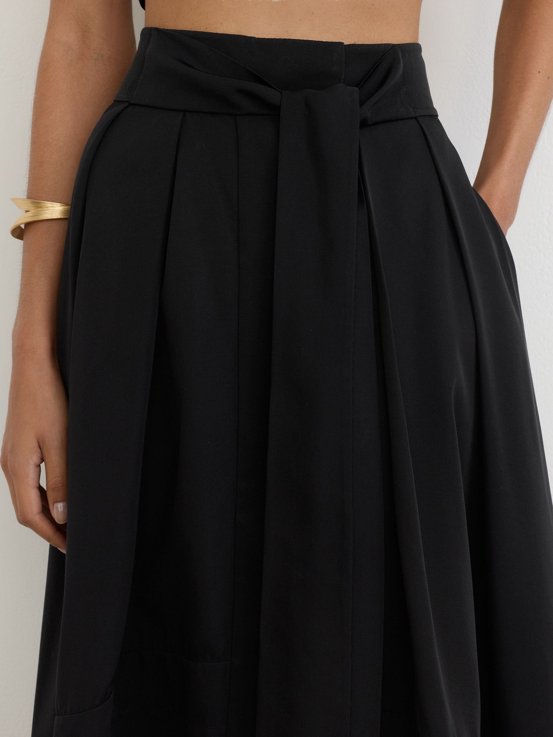 High-Low Hem Contrast Maxi Skirt in Black - Image 4 of 8