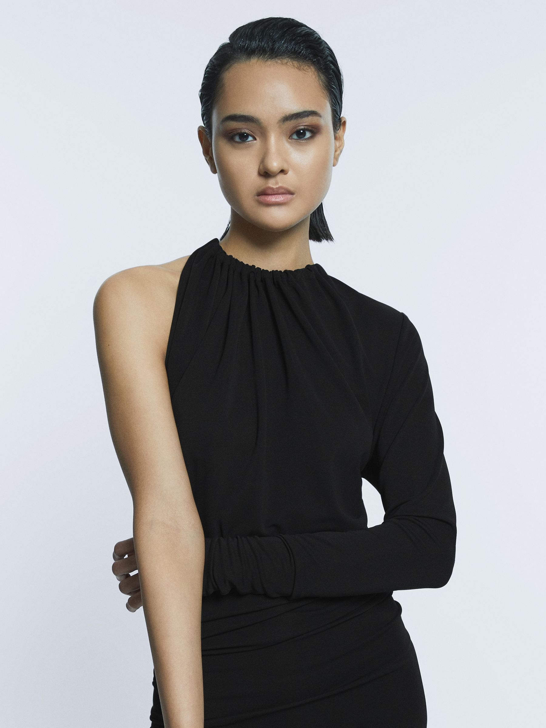 Fitted One-Shoulder Velvet Bow Maxi Dress in Black - Image 3 of 5