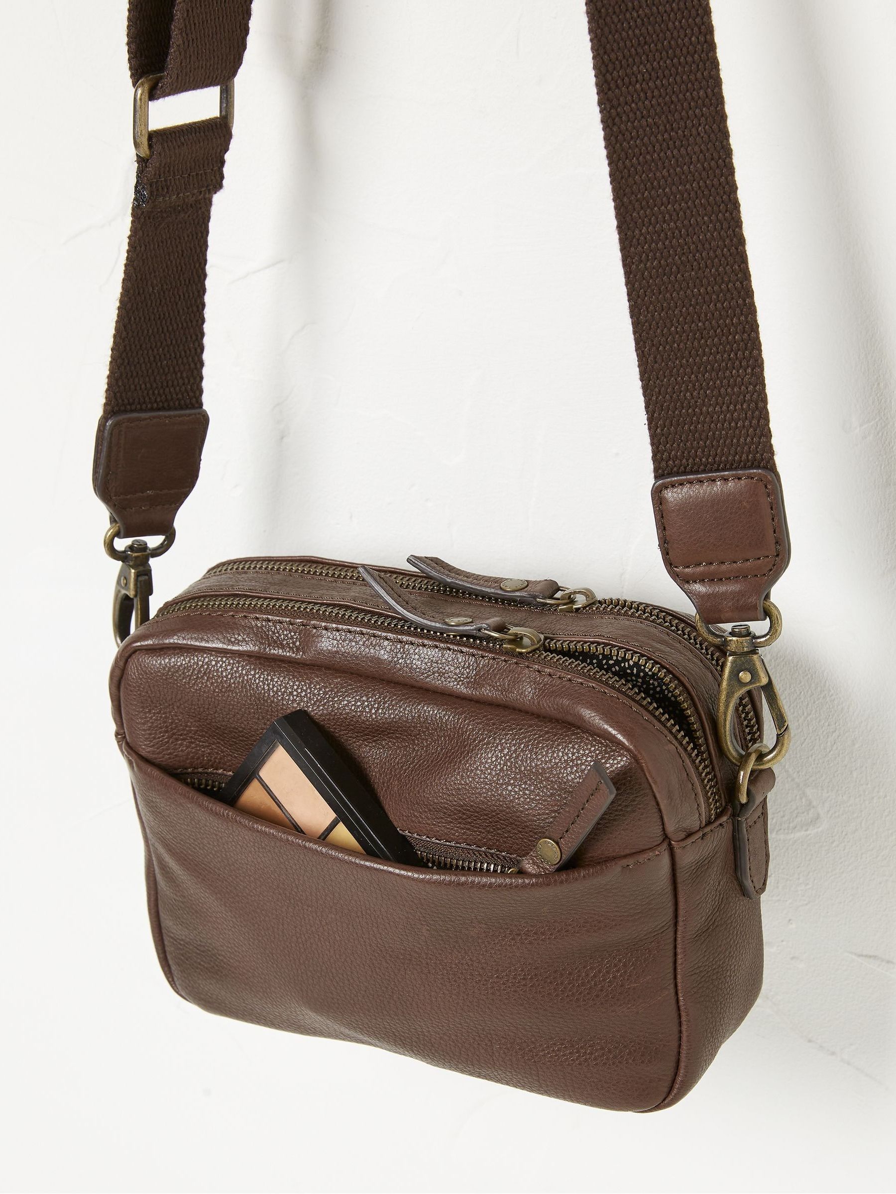 The Oslo Brown Camera Bag - Image 2 of 2