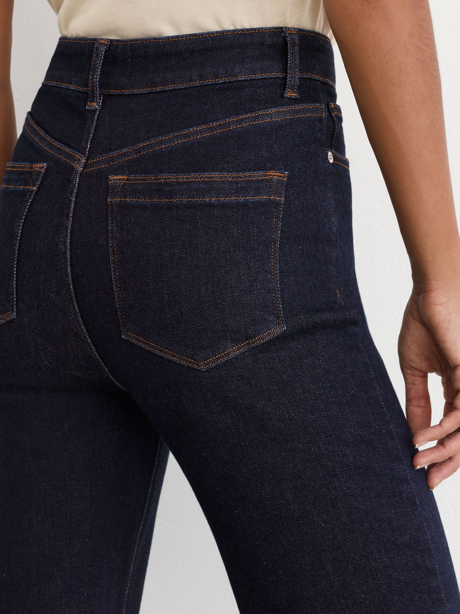 Petite High-Rise Bootcut Jeans in Dark Blue - Billede 4 af 8
