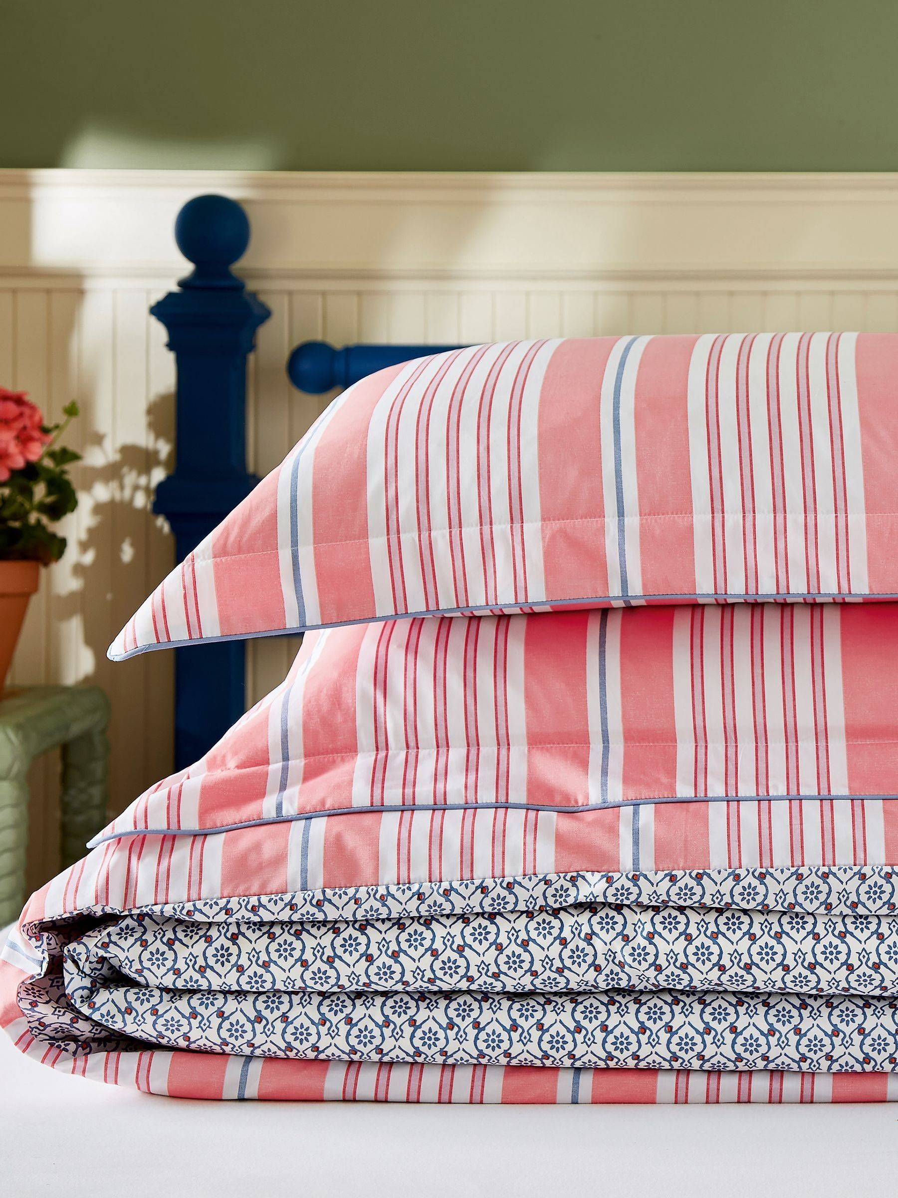 Red Siesta Stripe 180 Thread Count Reversible Duvet Set - Image 3 of 5