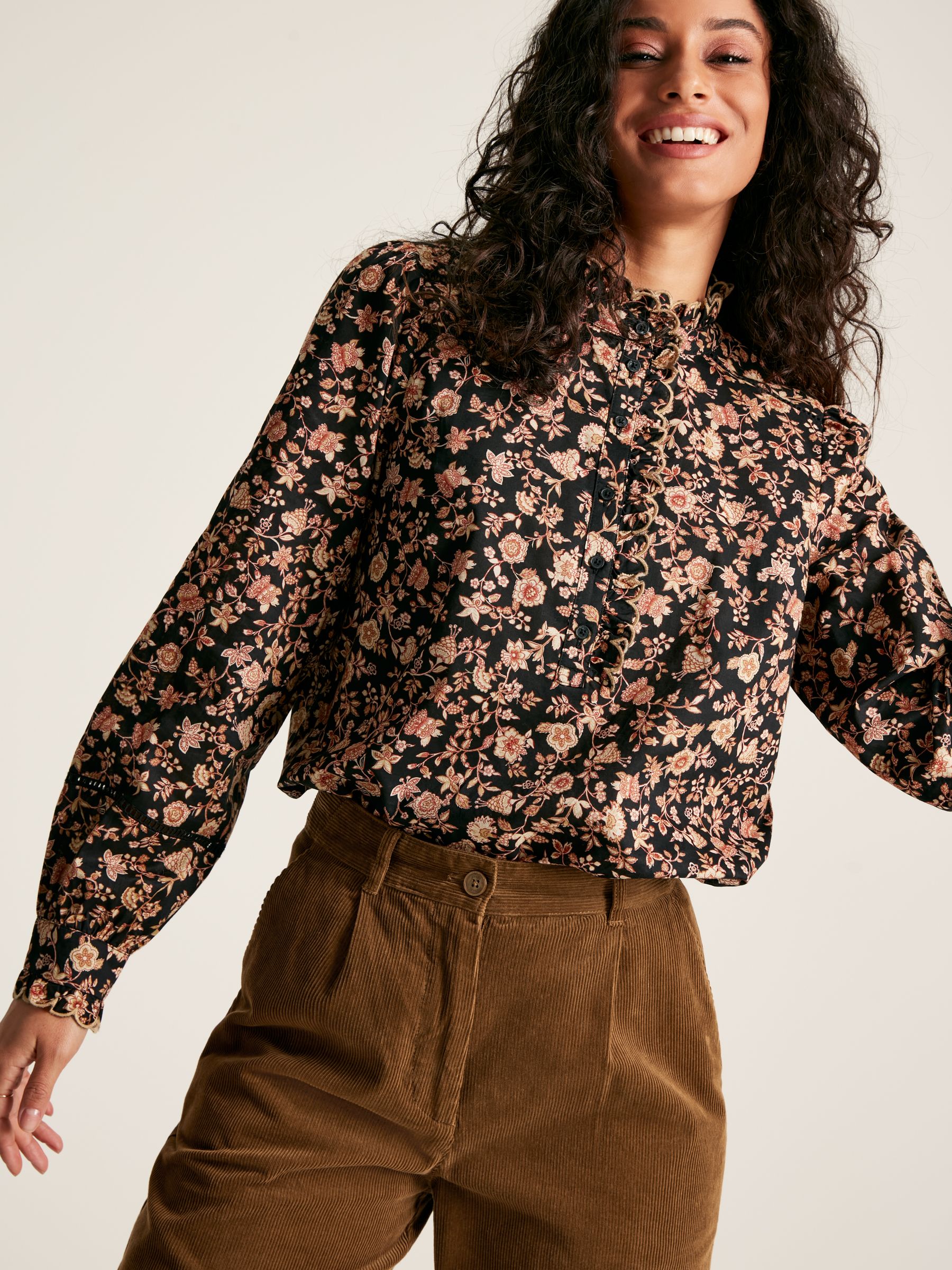 Perla Black/Cream Scallop Collar Floral Blouse - Image 4 of 9