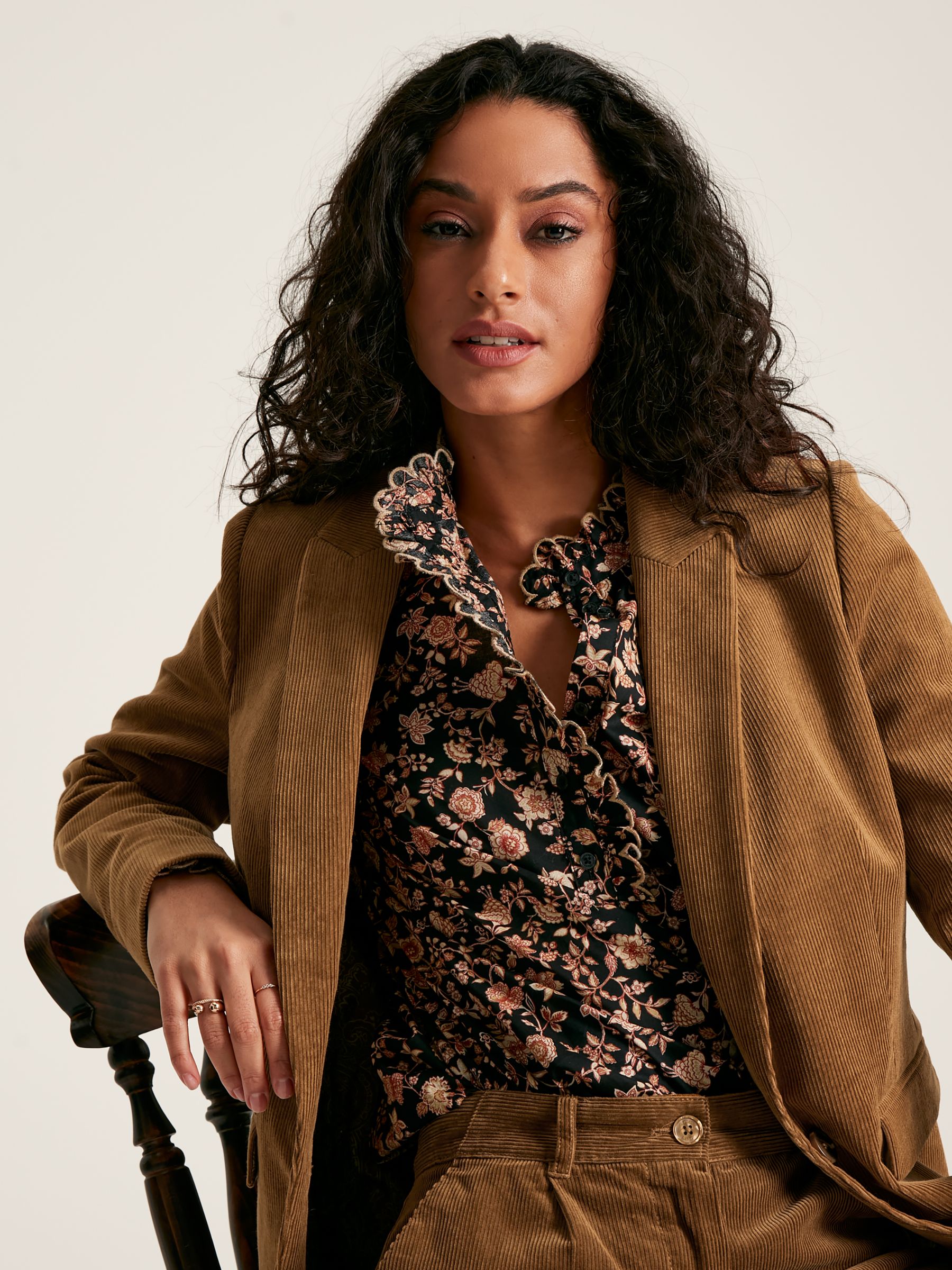 Perla Black/Cream Scallop Collar Floral Blouse - Image 5 of 9