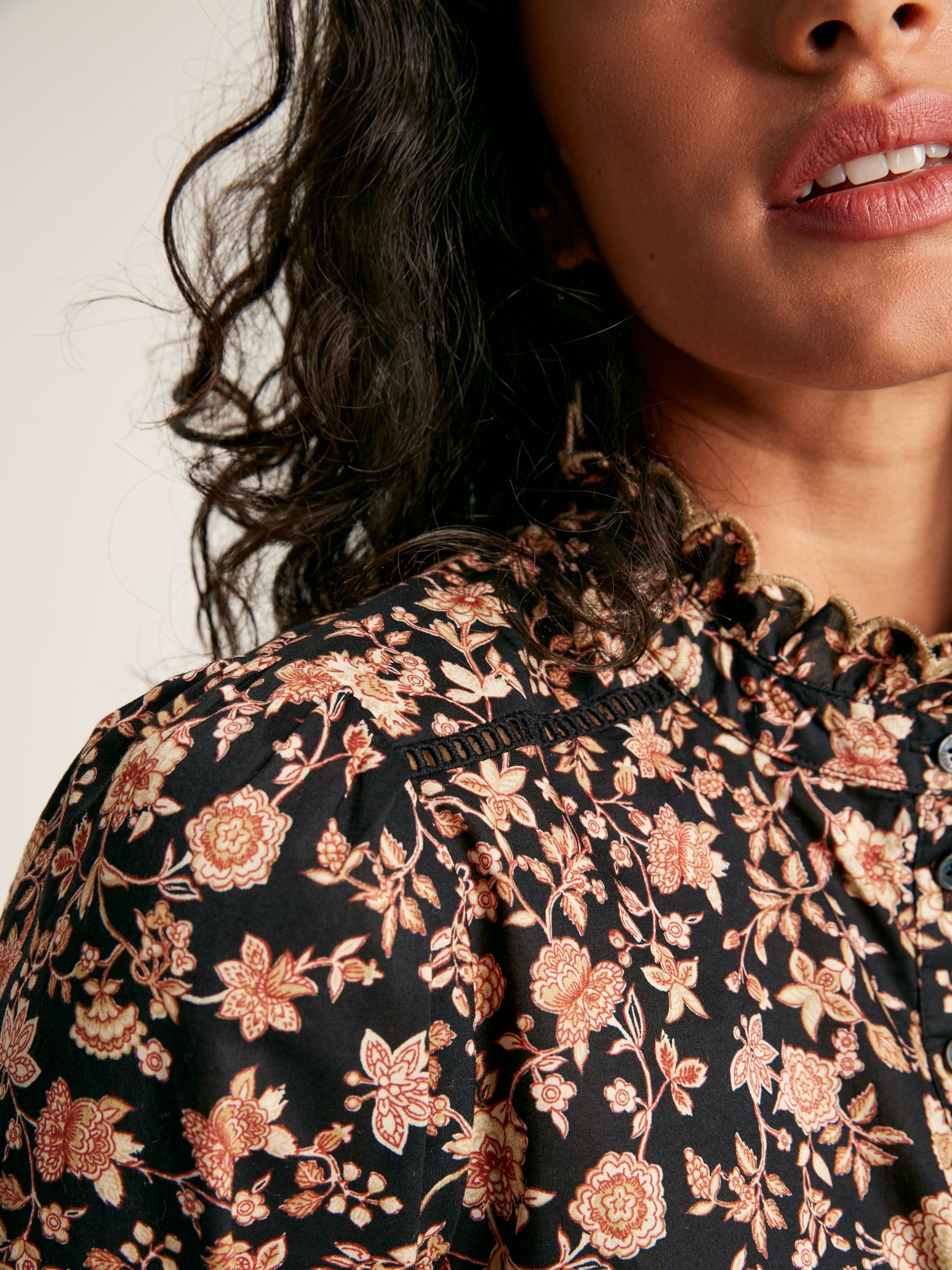 Perla Black/Cream Scallop Collar Floral Blouse - Image 6 of 9