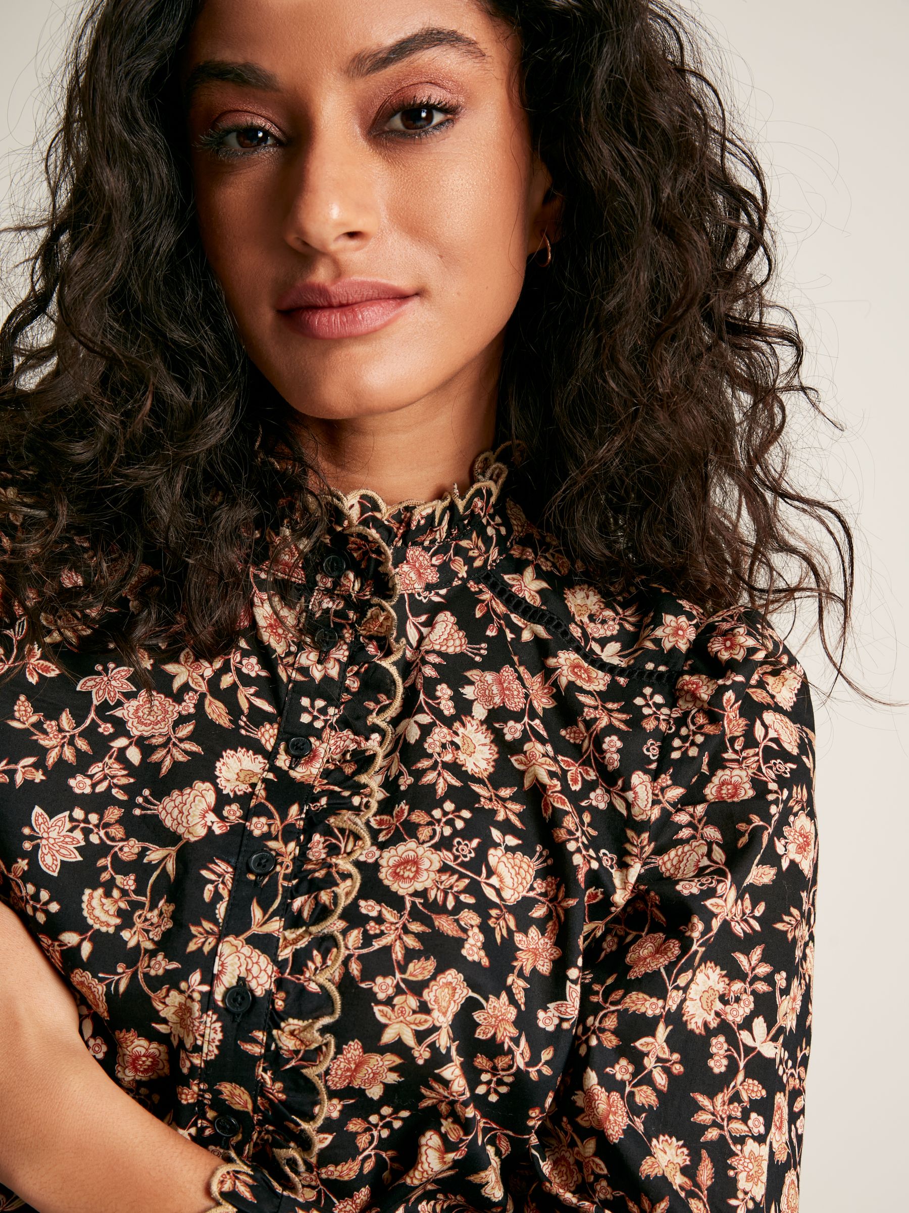 Perla Black/Cream Scallop Collar Floral Blouse - Image 7 of 9