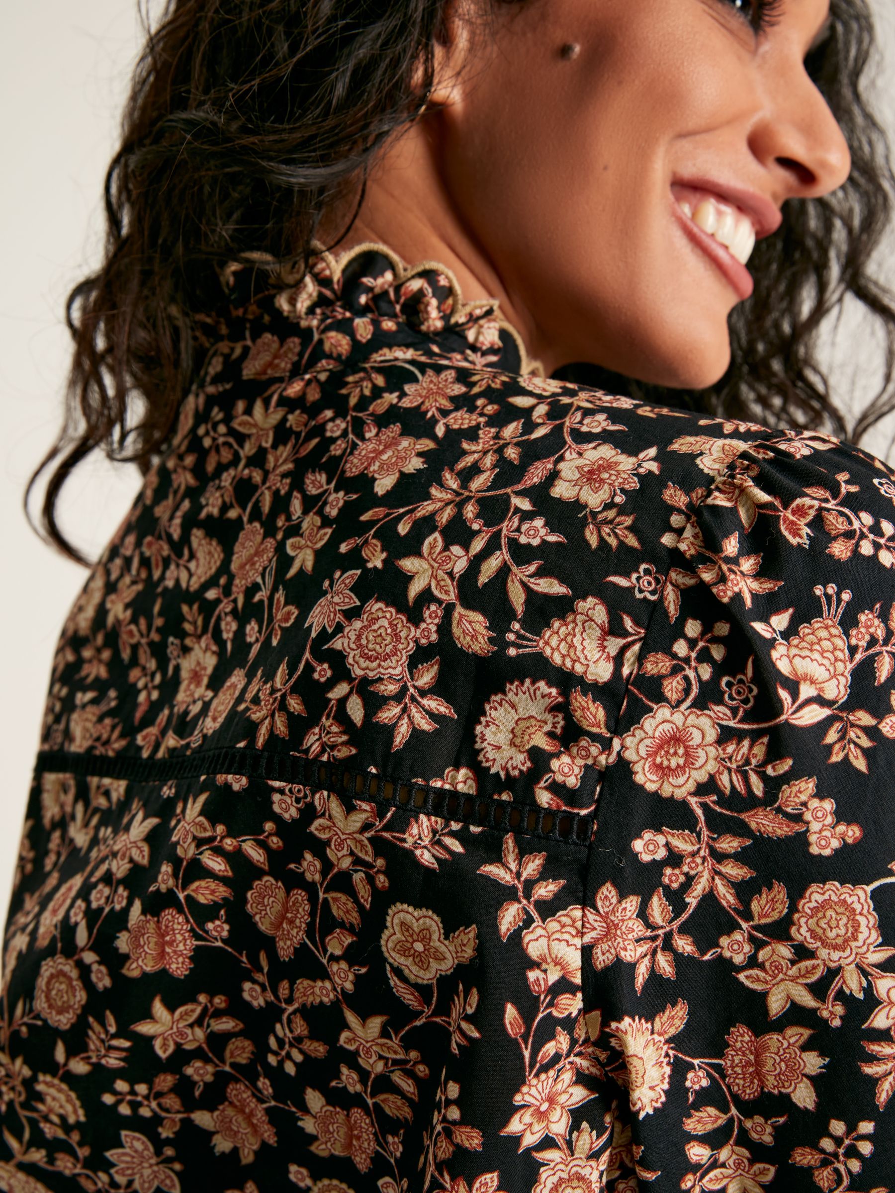 Perla Black/Cream Scallop Collar Floral Blouse - Image 8 of 9