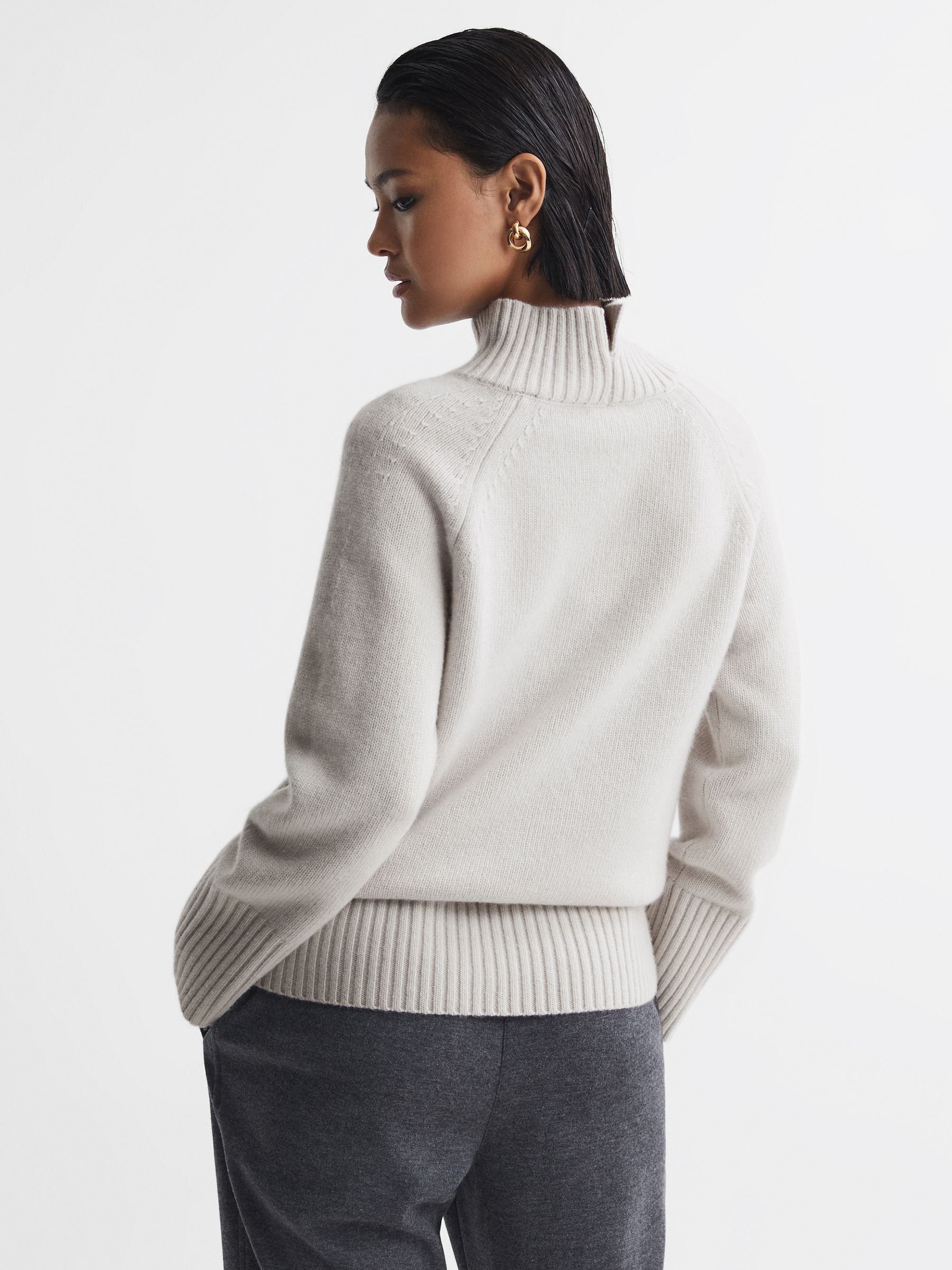 Casual Wool-Cashmere Funnel Neck Jumper in Grey - Image 5 of 5