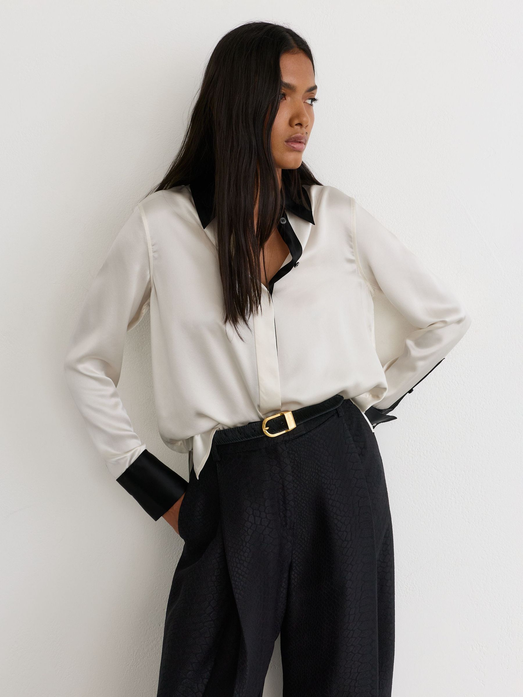 Silk-Satin Tipped Concealed-Placket Shirt in Ivory/Black - 圖片 1/5