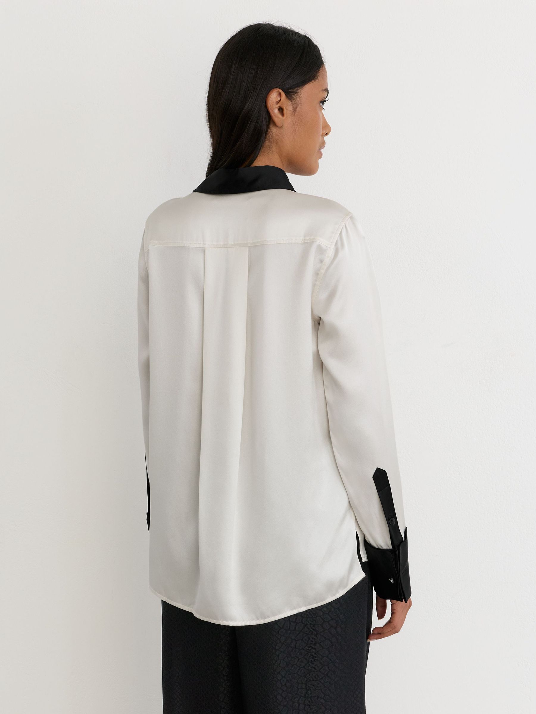 Silk-Satin Tipped Concealed-Placket Shirt in Ivory/Black - 圖片 4/5