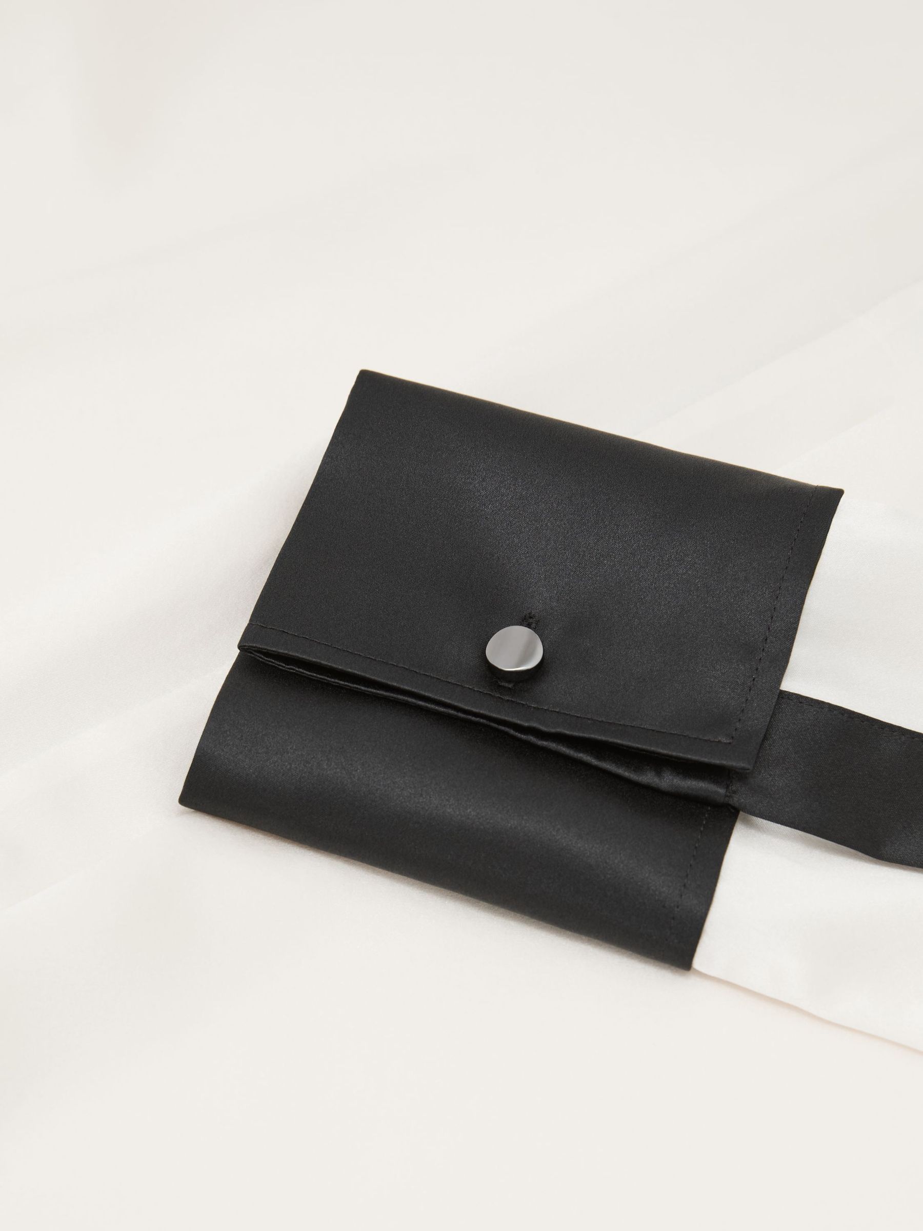 Silk-Satin Tipped Concealed-Placket Shirt in Ivory/Black - 圖片 5/5