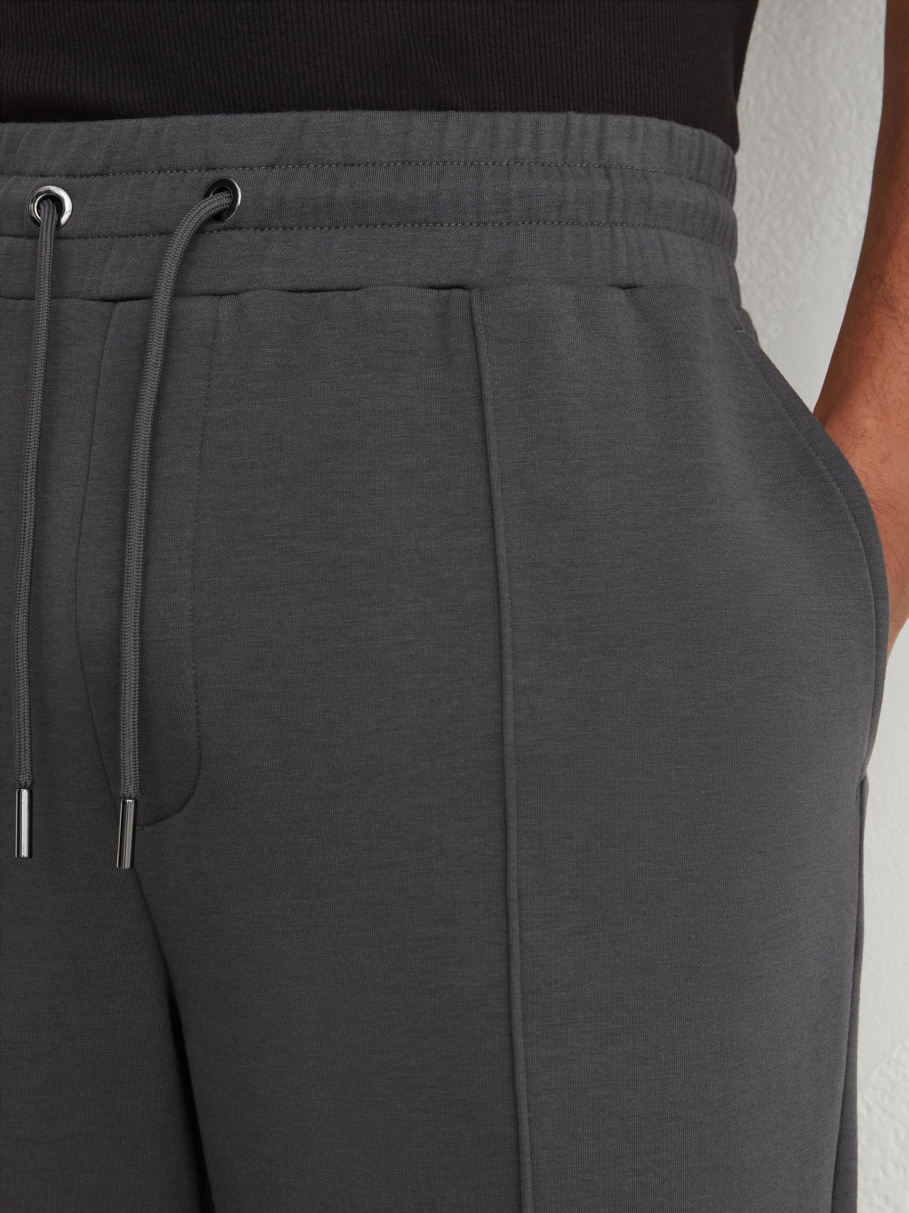Premium Interlock Straight-Leg Joggers in Charcoal Grey - Obrázek 4 z 7