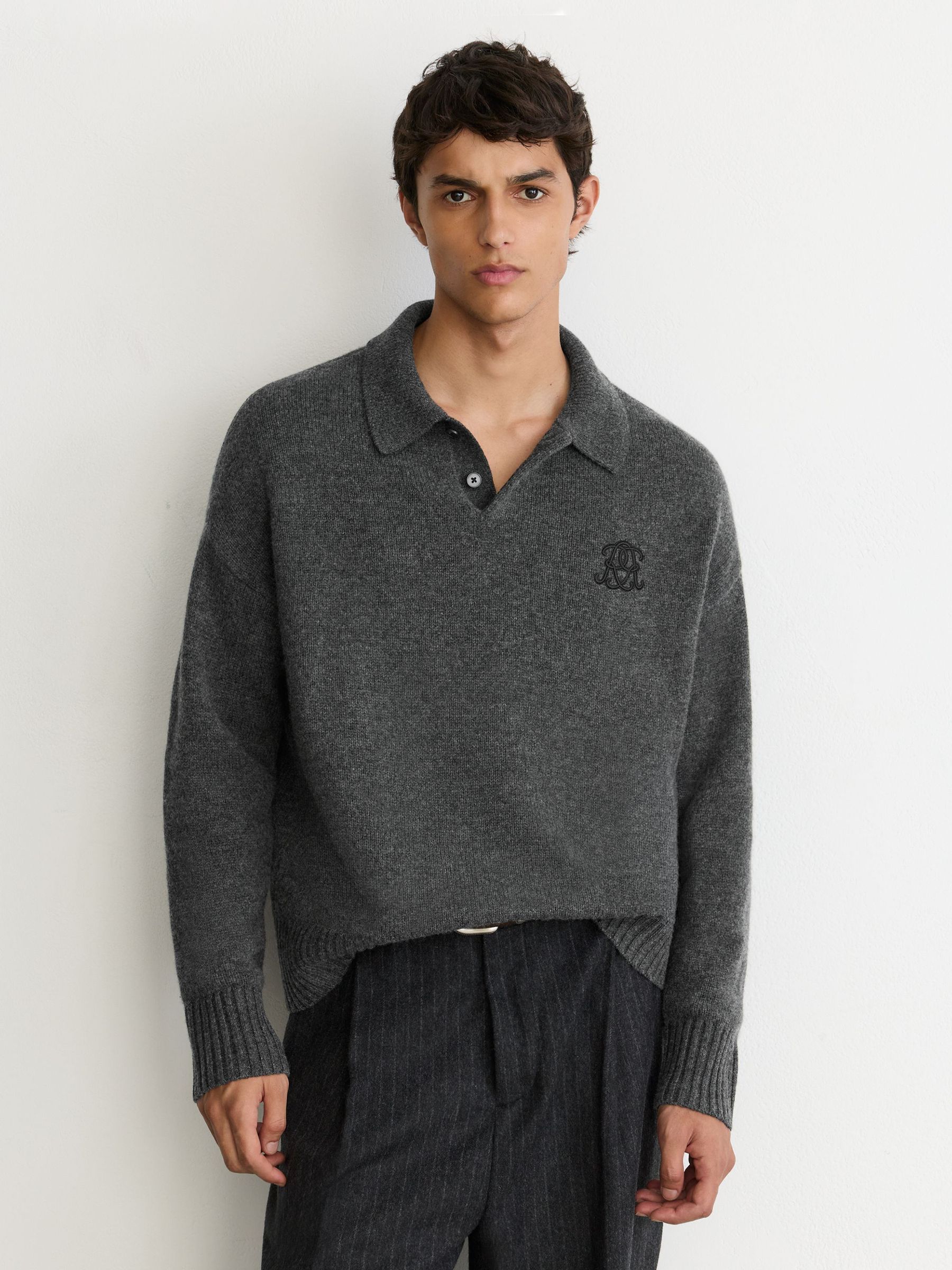 Monogram Ull Jumper med Avslappnad Passform i Antracitgrå - Bild 4 av 7