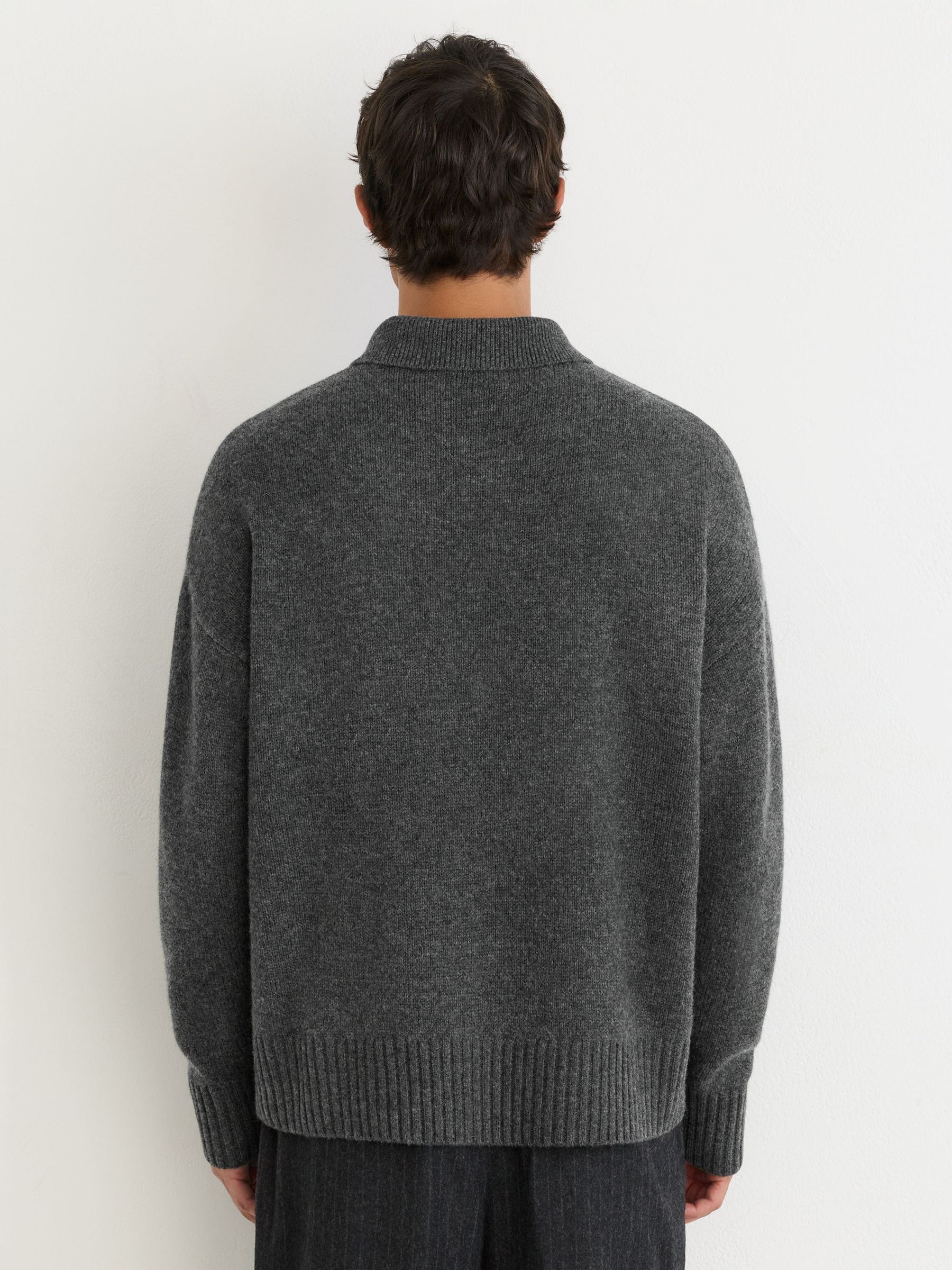 Monogram Ull Jumper med Avslappnad Passform i Antracitgrå - Bild 6 av 7