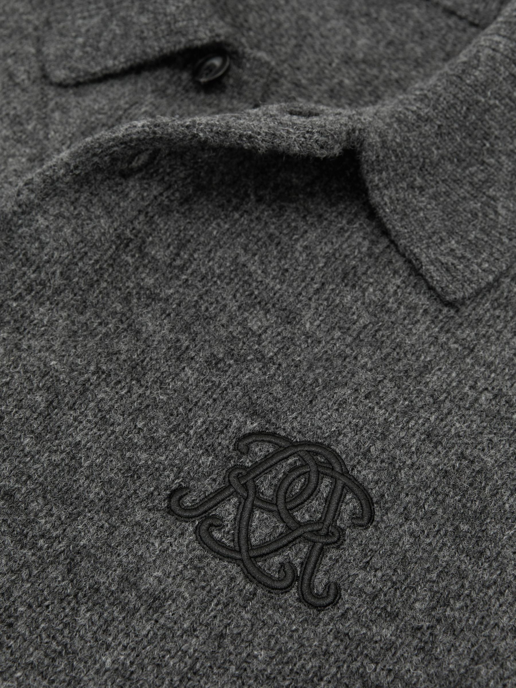 Monogram Ull Jumper med Avslappnad Passform i Antracitgrå - Bild 7 av 7