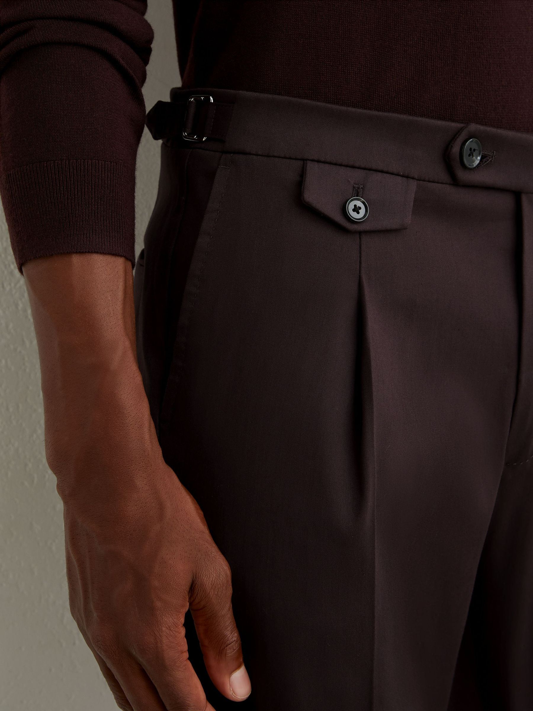 Cotton-Blend Side-Adjuster Trousers Tailored-Fit in Aubergine Purple - Bild 4 von 6
