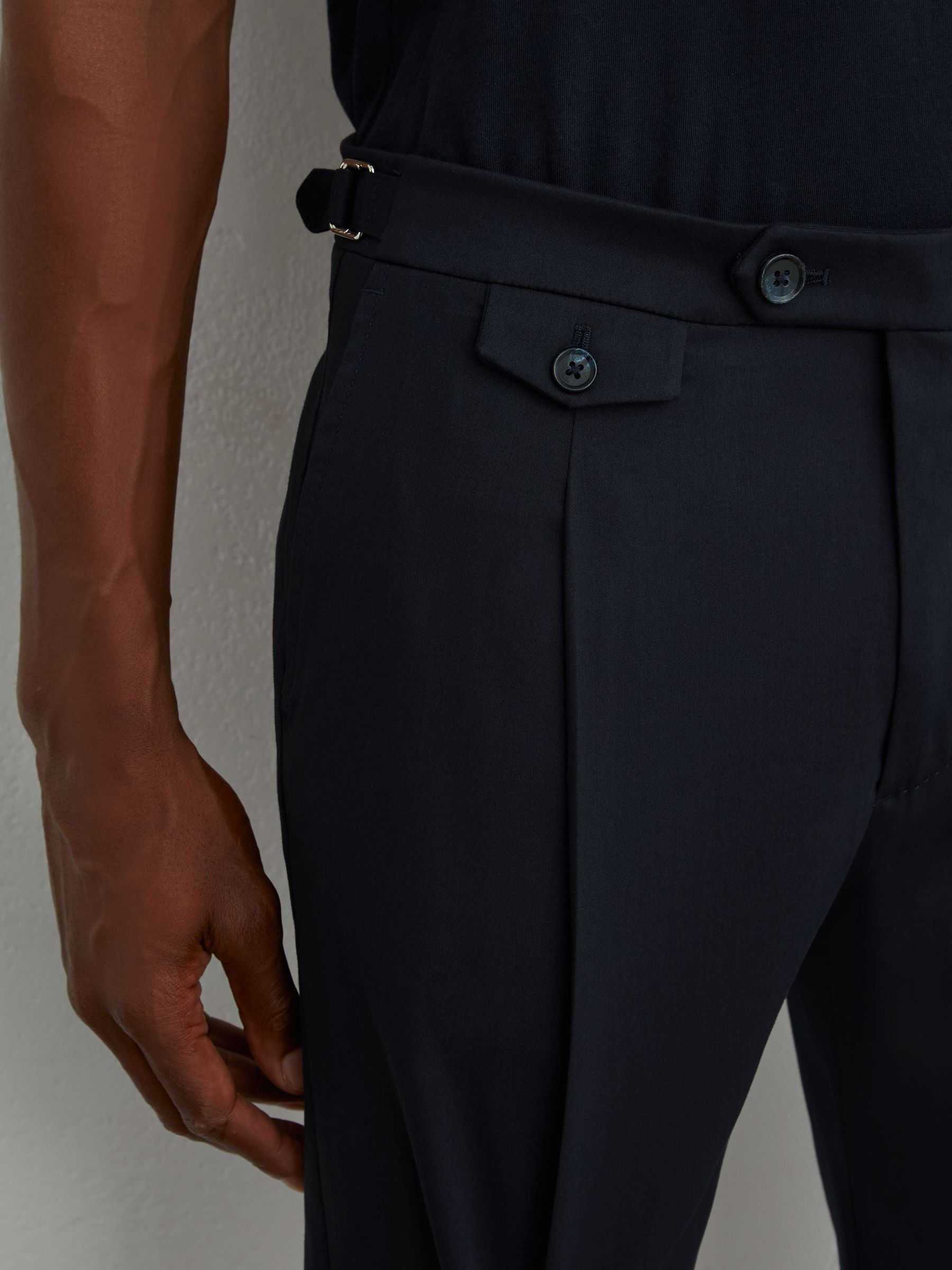 Cotton-Blend Side-Adjuster Trousers Tailored-Fit in Navy - Bild 4 von 6