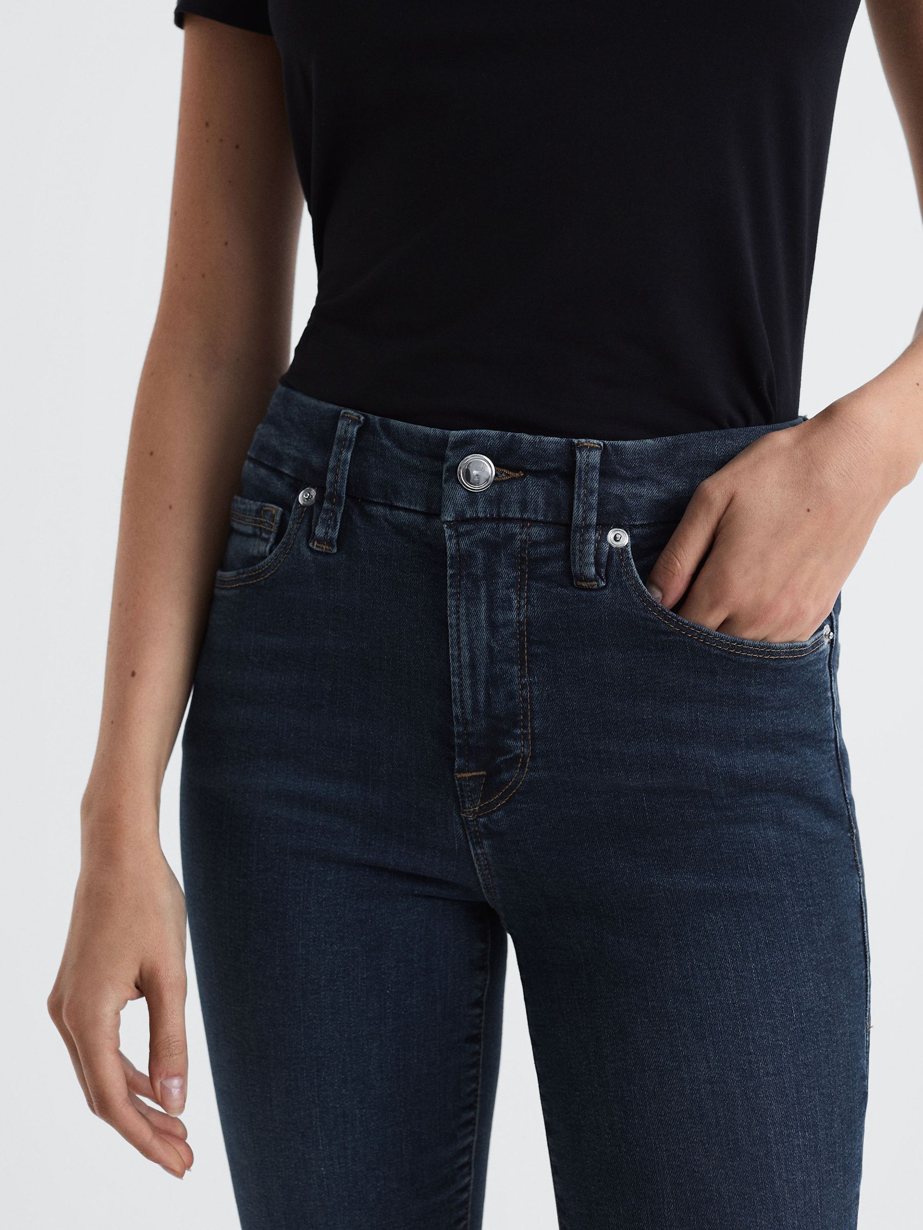 Good American Skinny Jeans in Dark Blue - Image 4 of 6