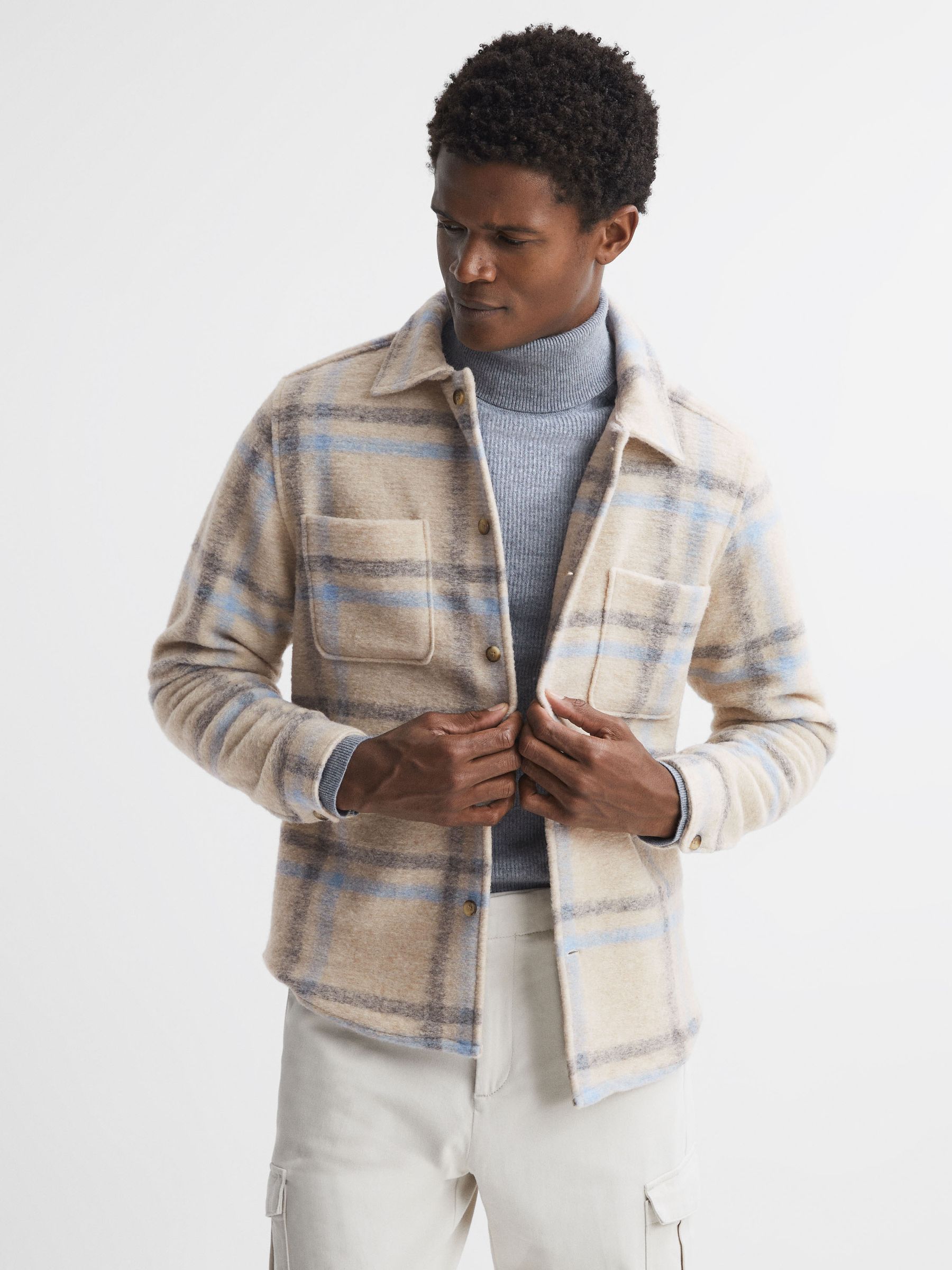 Wool Blend Check Overshirt in Oatmeal/Soft Blue - Bild 1 von 5 Wool Blend Check Overshirt in Oatmeal/Soft Blue - Bild 1 von 5
