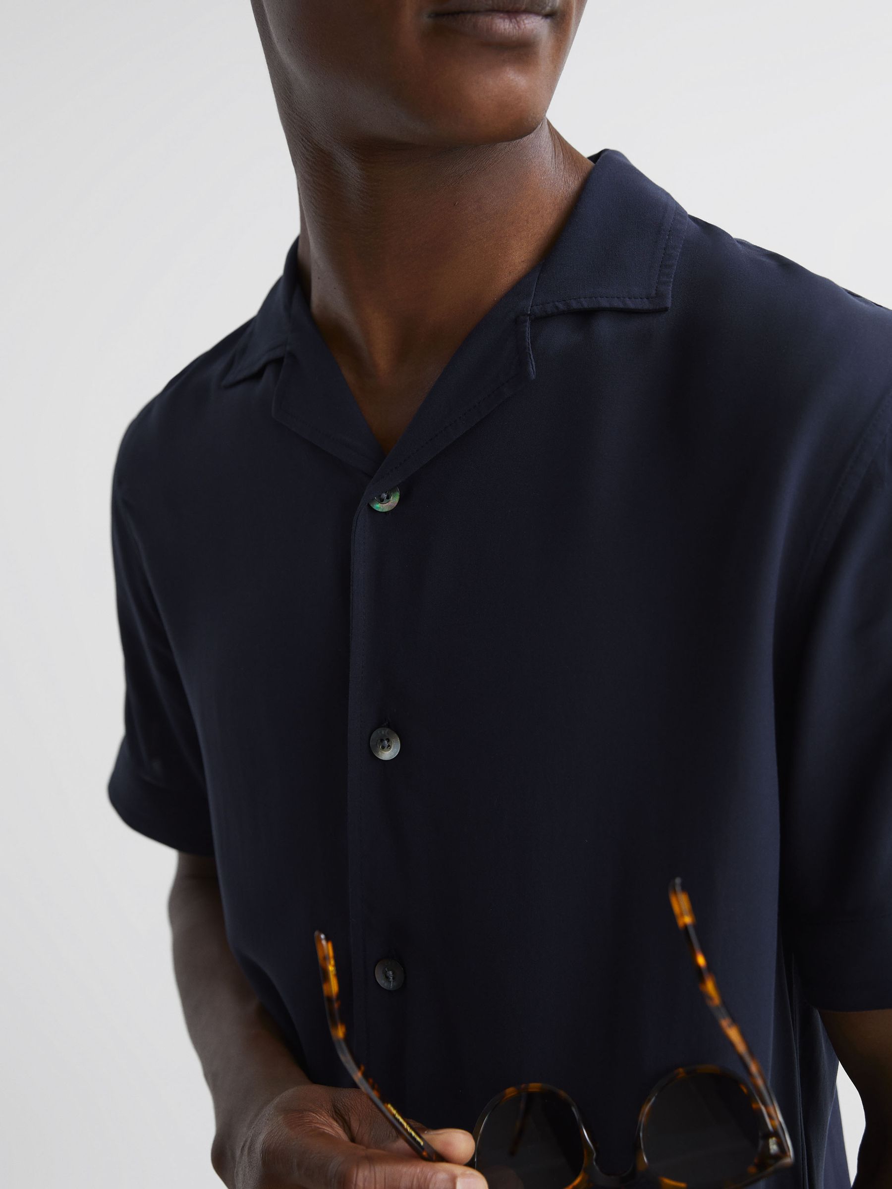 Reiss | Ché Contrast Cuff Cuban Collar Shirt in Navy/Tobacco - Image 3 of 5