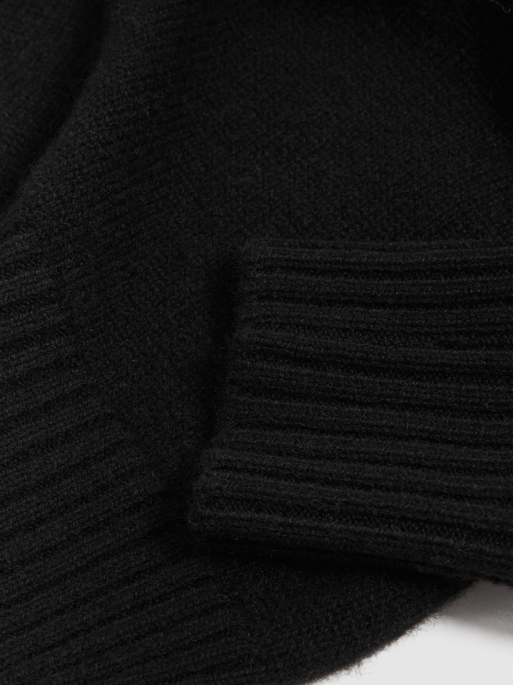 Cashmere Crew Neck Jumper in Black - Image 5 of 5