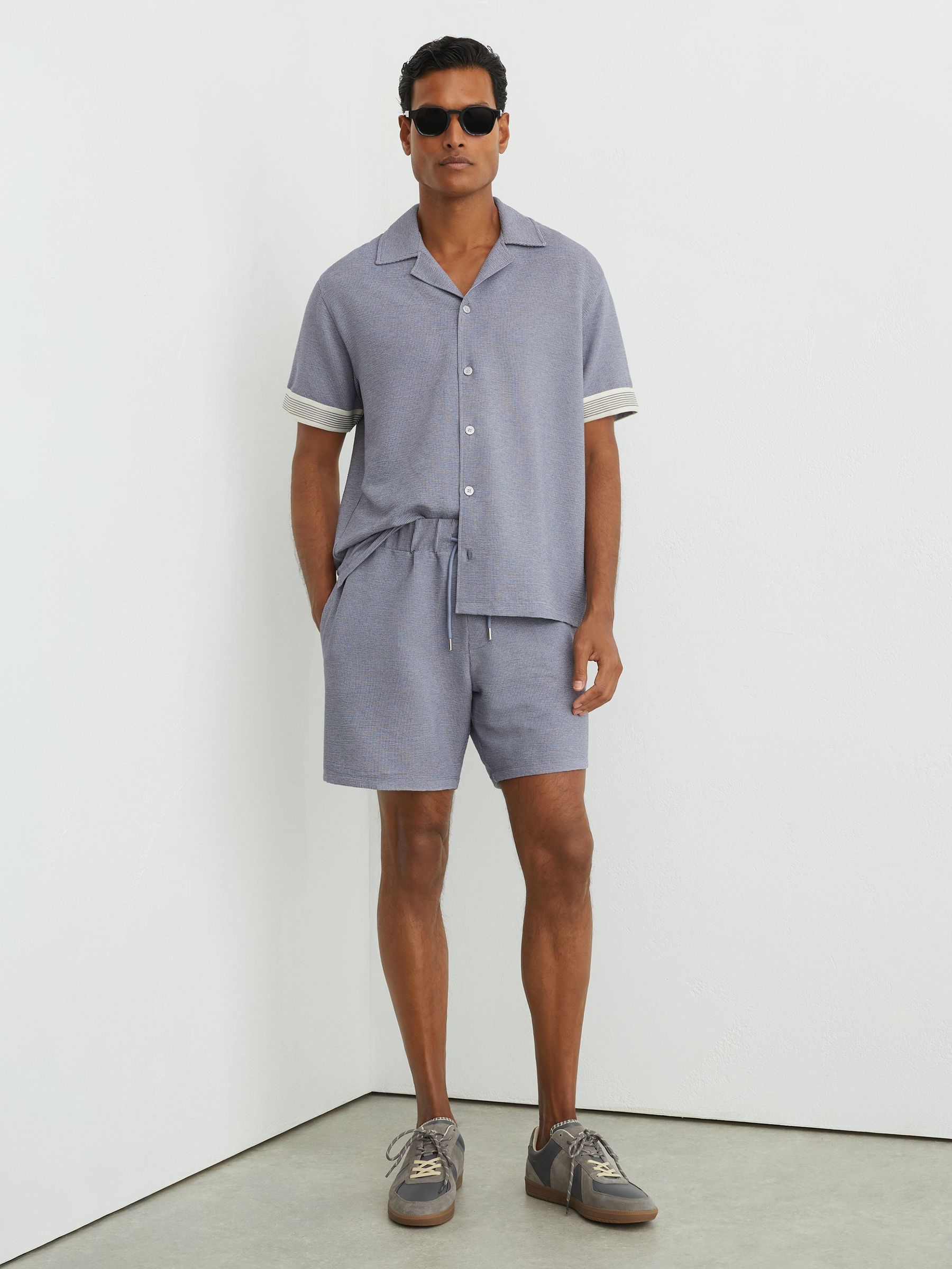 Textured Stripe Drawstring Shorts in Airforce Blue - 圖片 1/6