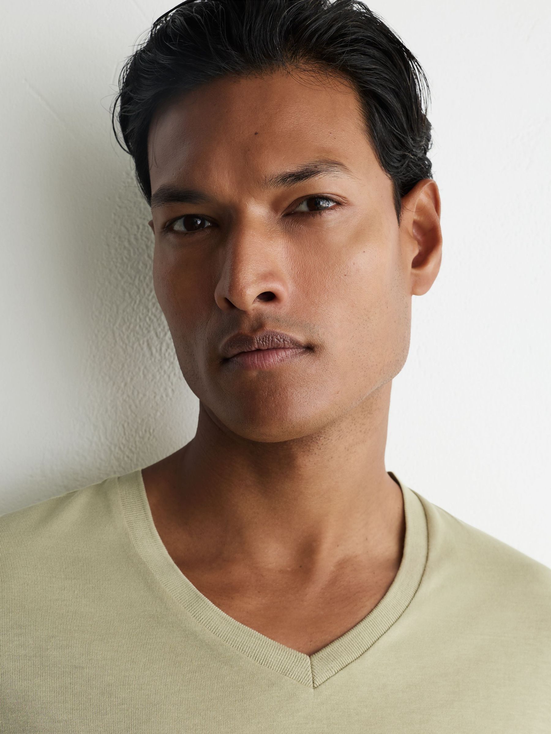 Cotton-Modal V-Neck Tailored-Fit T-Shirt in Green - Image 4 de 6