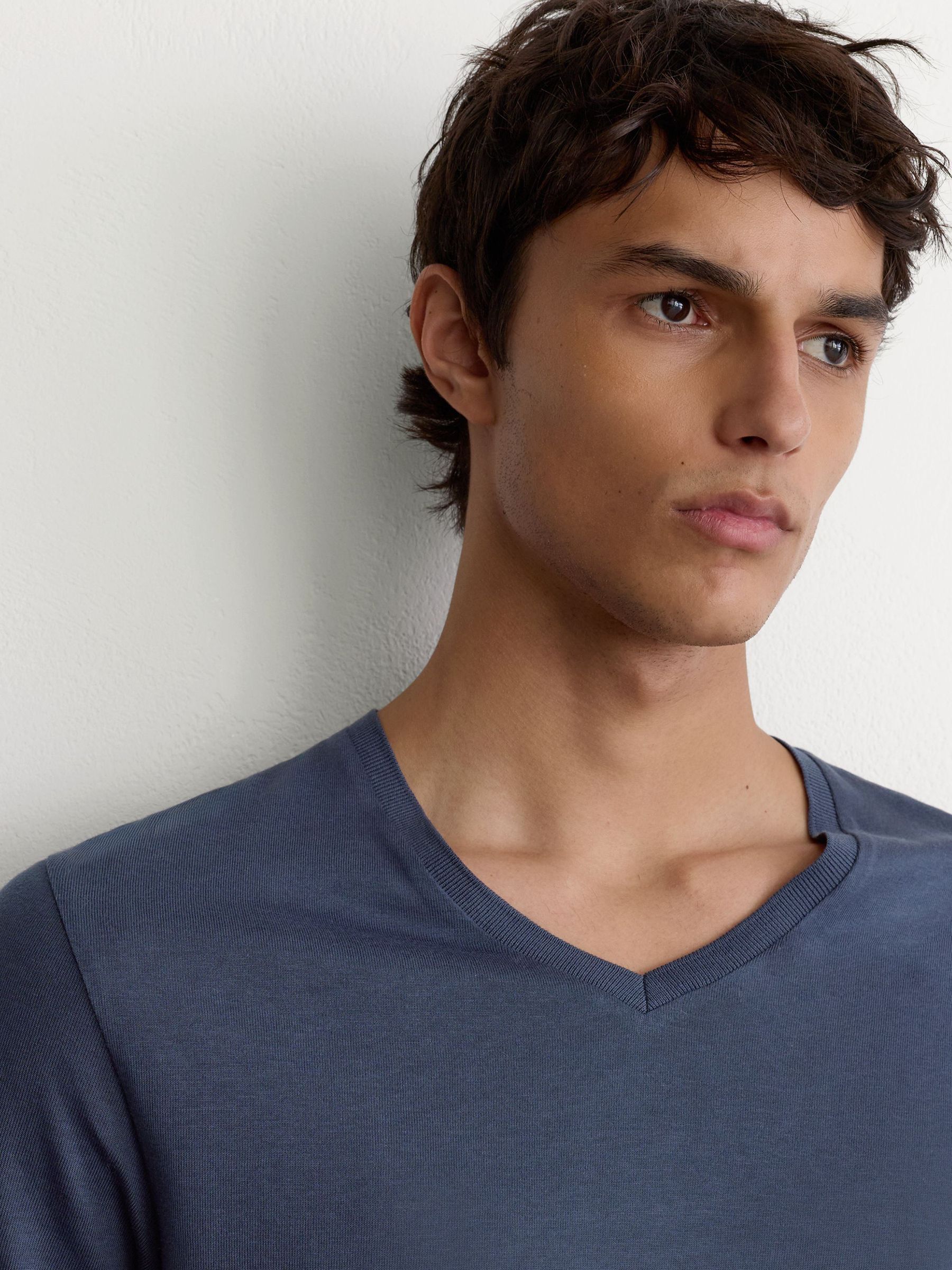Cotton-Modal V-Neck Tailored-Fit T-Shirt in Airforce Blue - Image 4 de 6