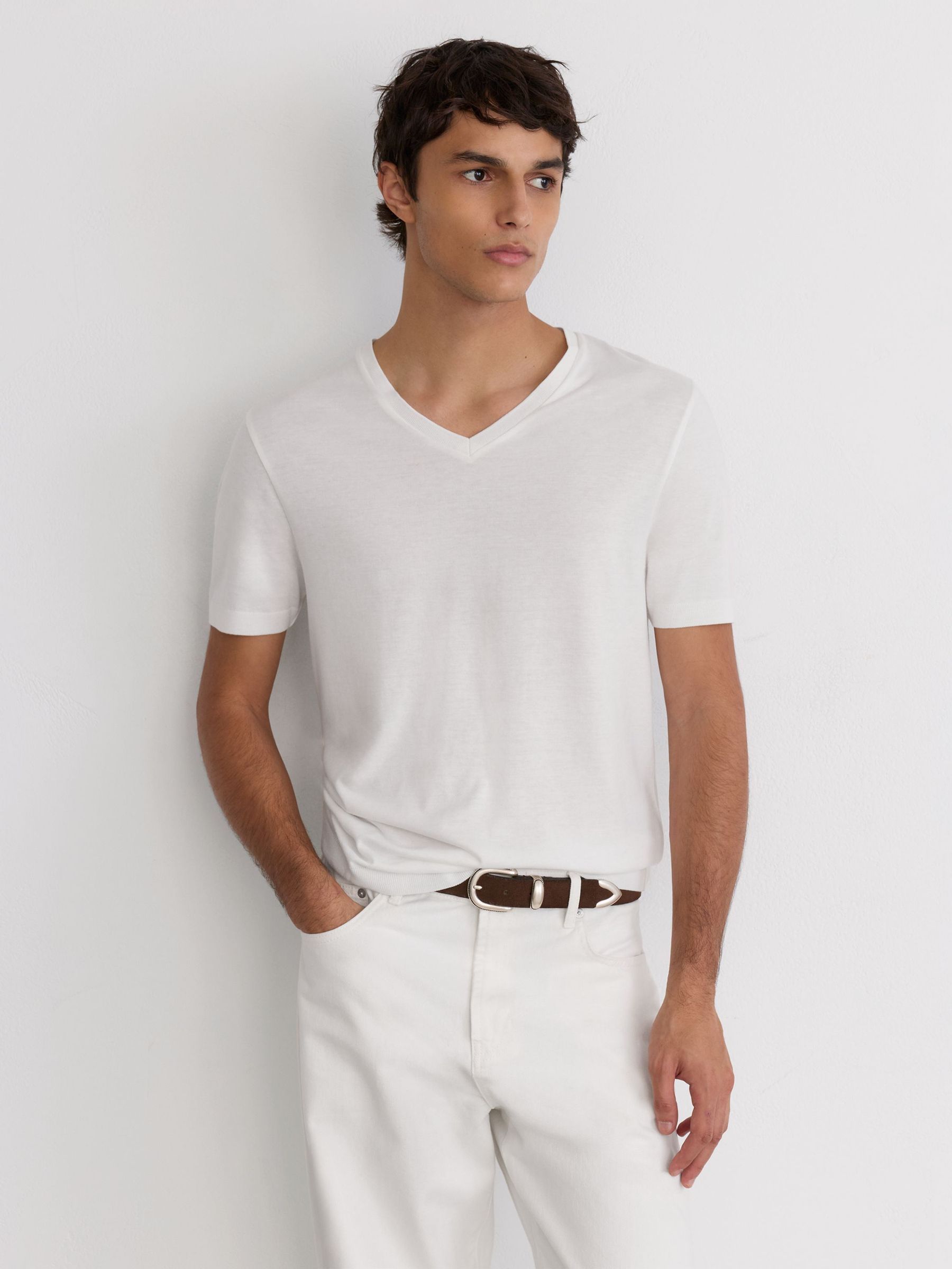 Cotton-Modal V-Neck Tailored-Fit T-Shirt in White - Image 4 de 6