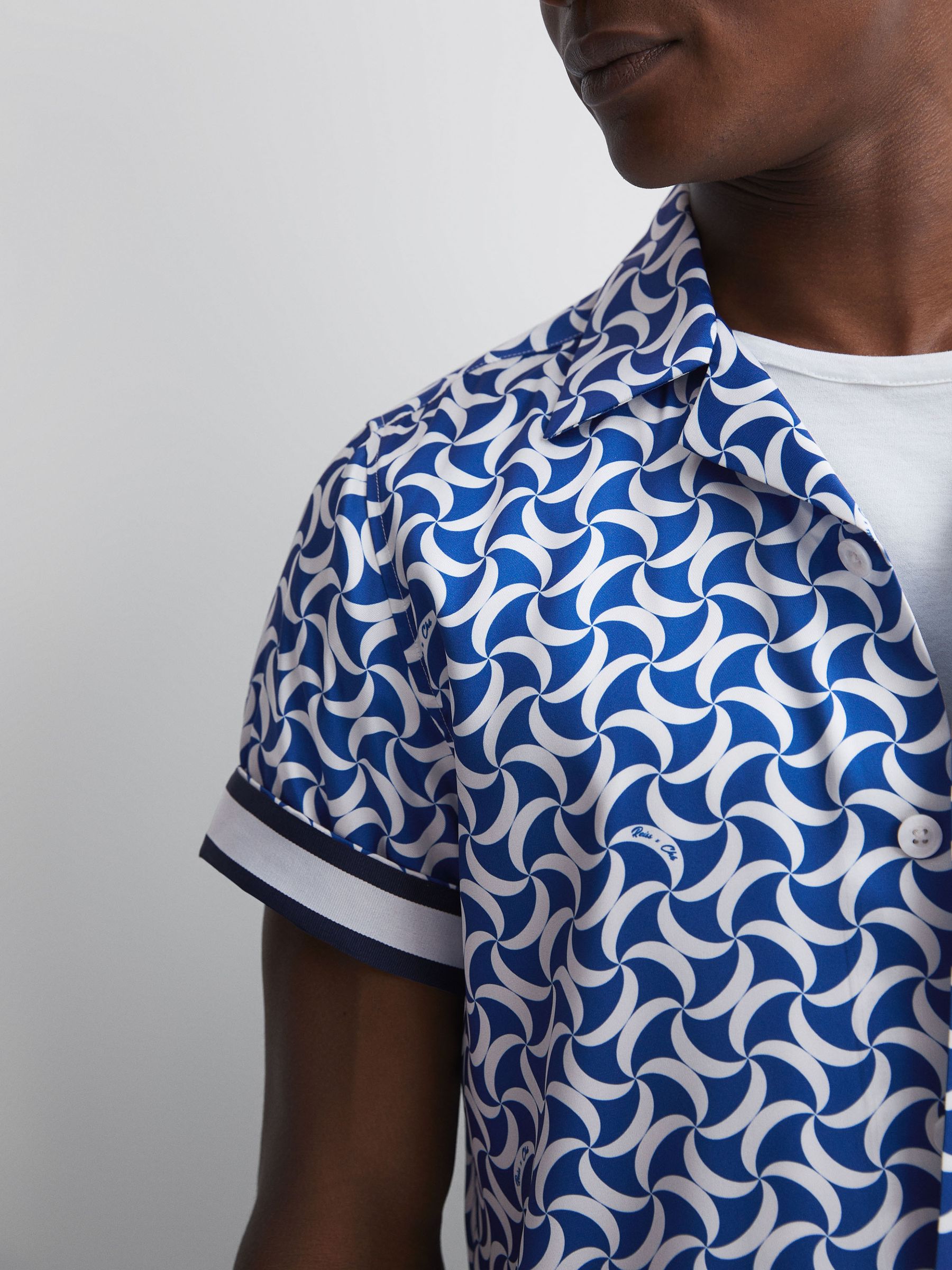 Reiss Ché Printed Cuban Collar Button-Through Shirt in Bright Blue/White - Image 3 of 6