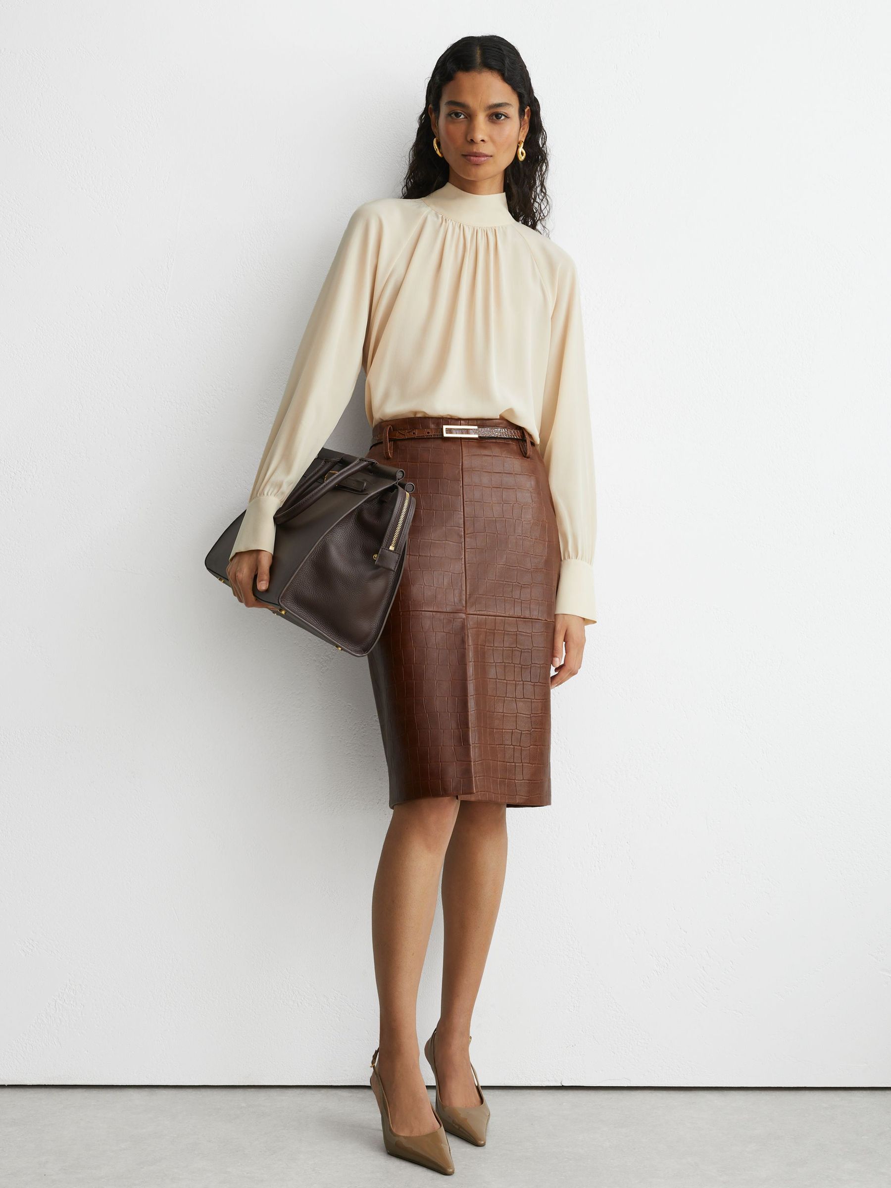 Leather Croc-Embossed Midi Pencil Skirt in Tan Brown - صورة 5 من 8