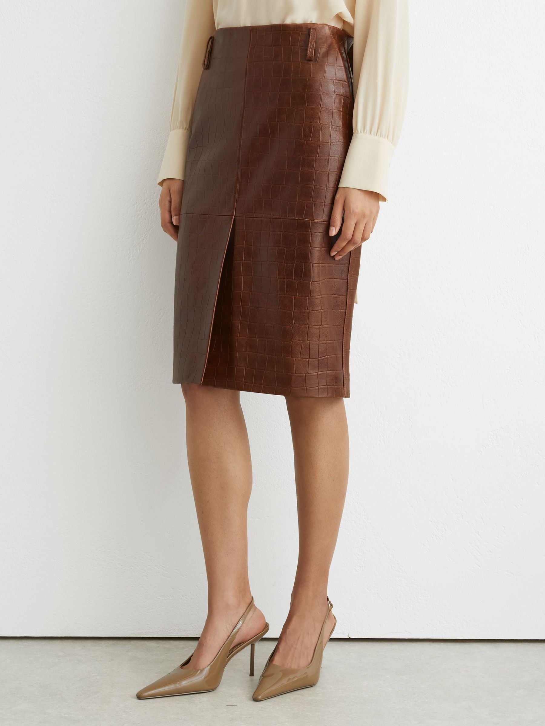 Leather Croc-Embossed Midi Pencil Skirt in Tan Brown - صورة 6 من 8