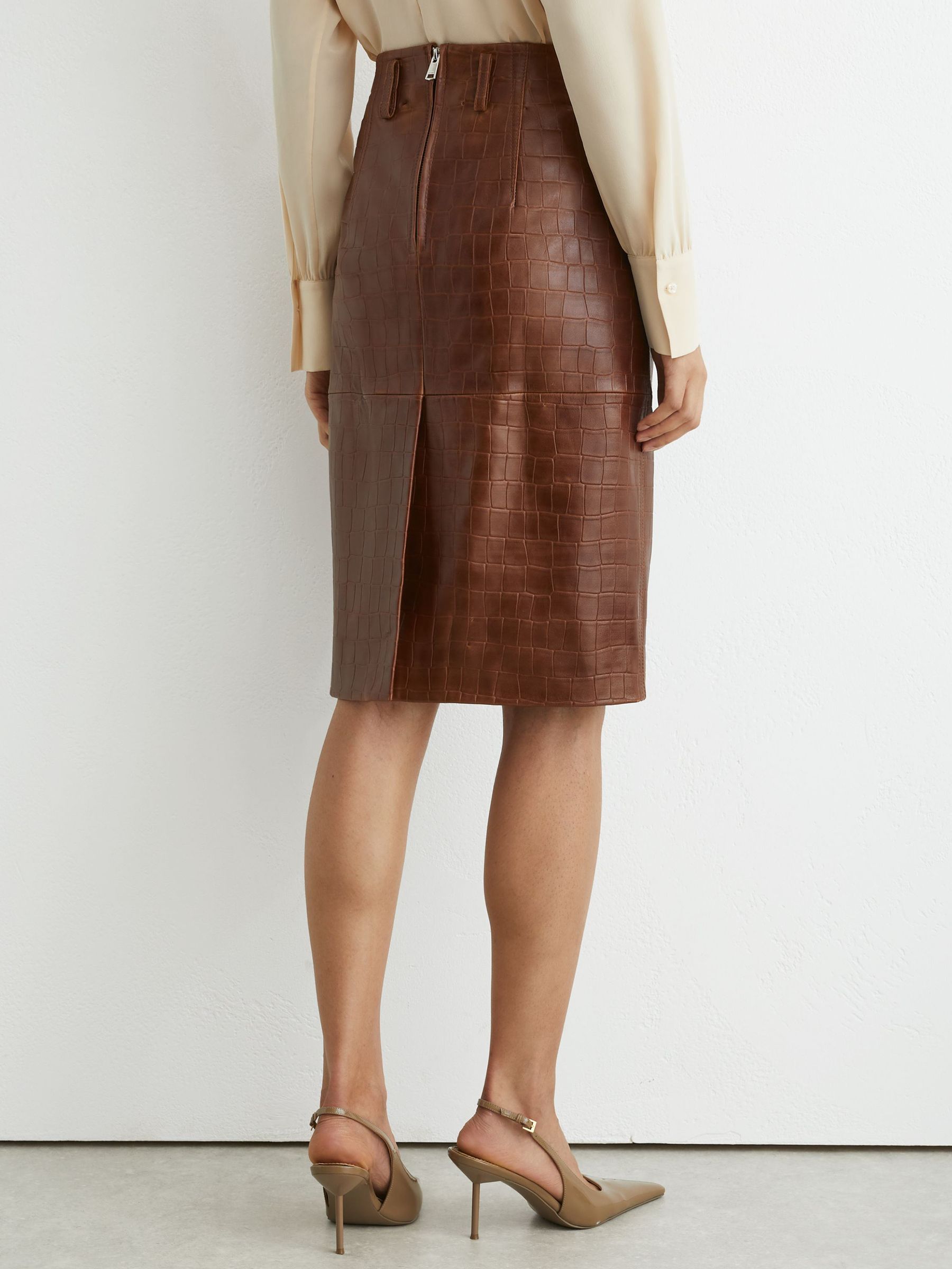 Leather Croc-Embossed Midi Pencil Skirt in Tan Brown - صورة 7 من 8
