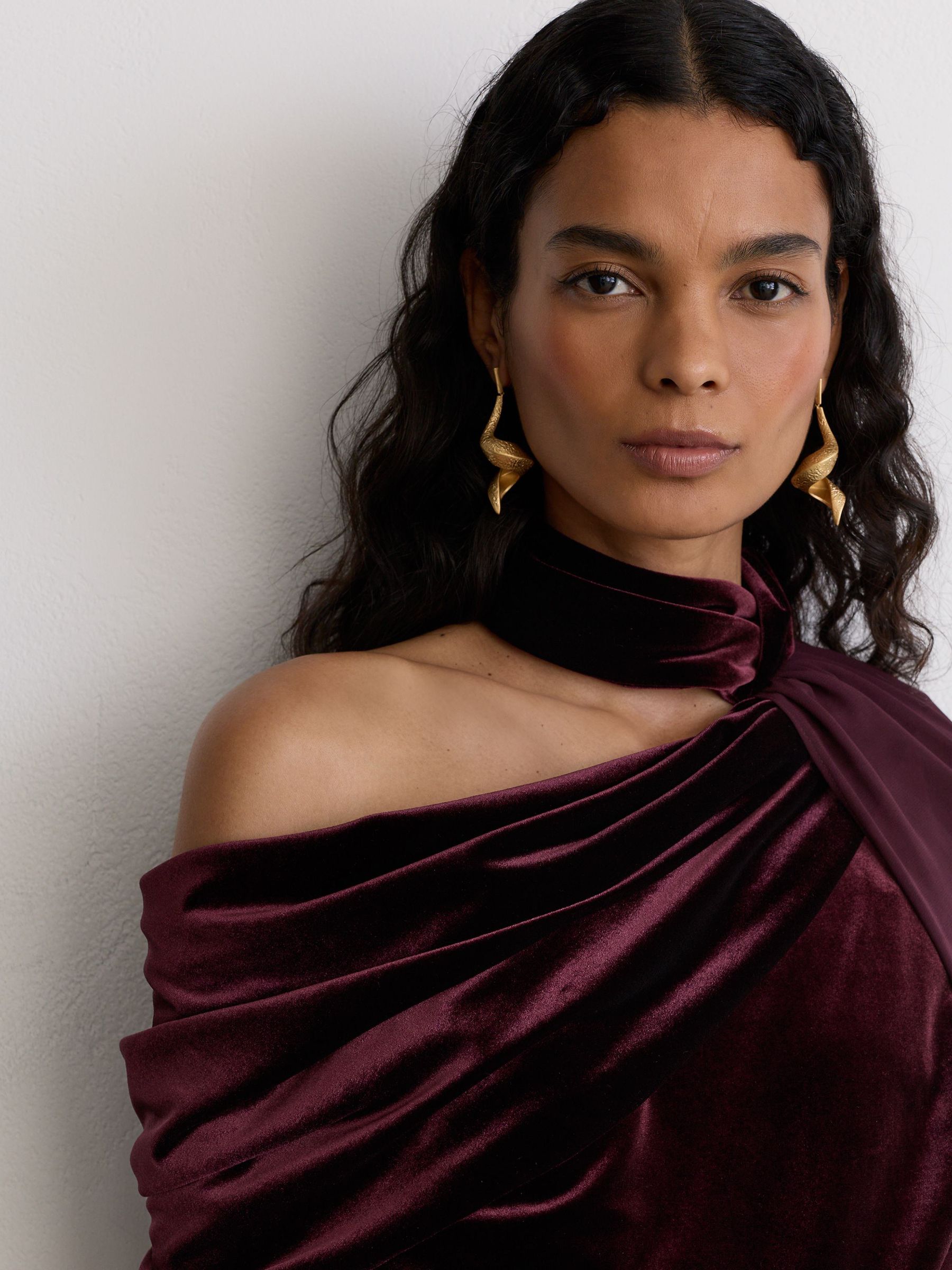 Petite One-Shoulder Drape Wide-Leg Jumpsuit in Burgundy Red - صورة 4 من 7