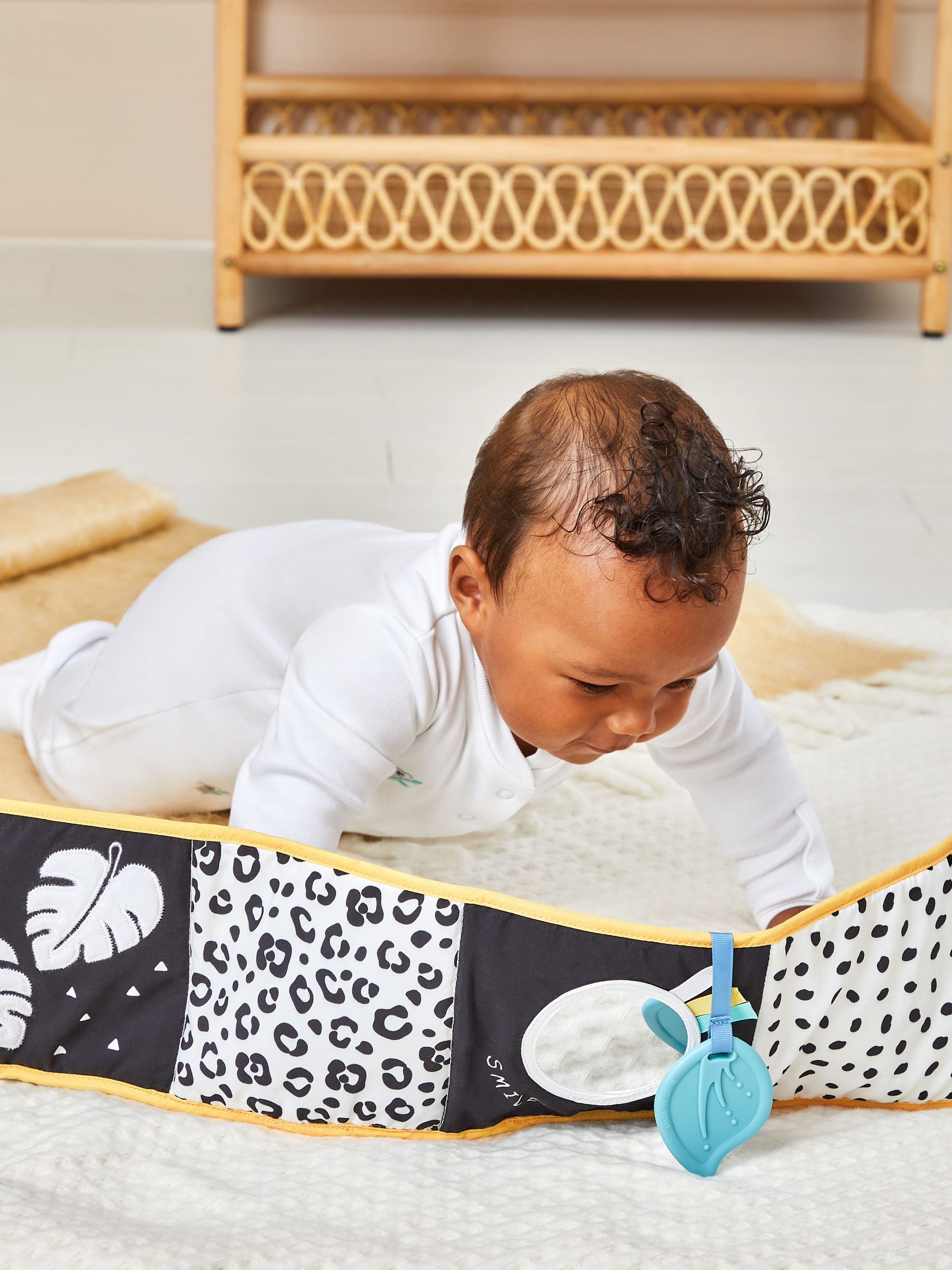 Yellow Safari Fold Out Activity Book - Image 8 of 8