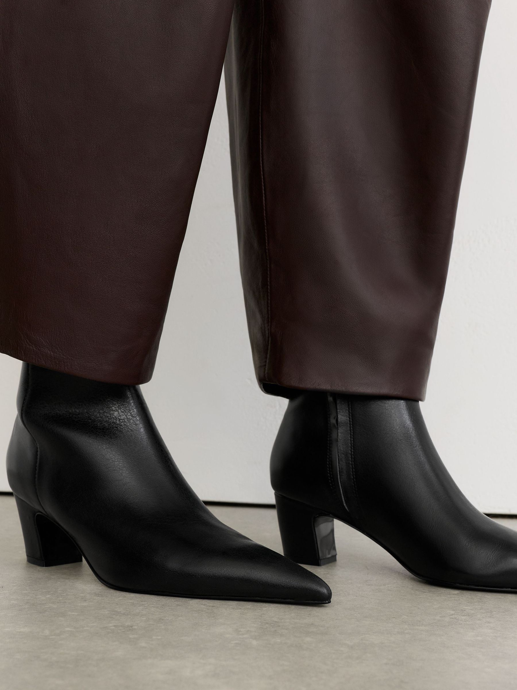 Leather Pointed-Toe Low-Heel Ankle Boots in Black - صورة 4 من 6