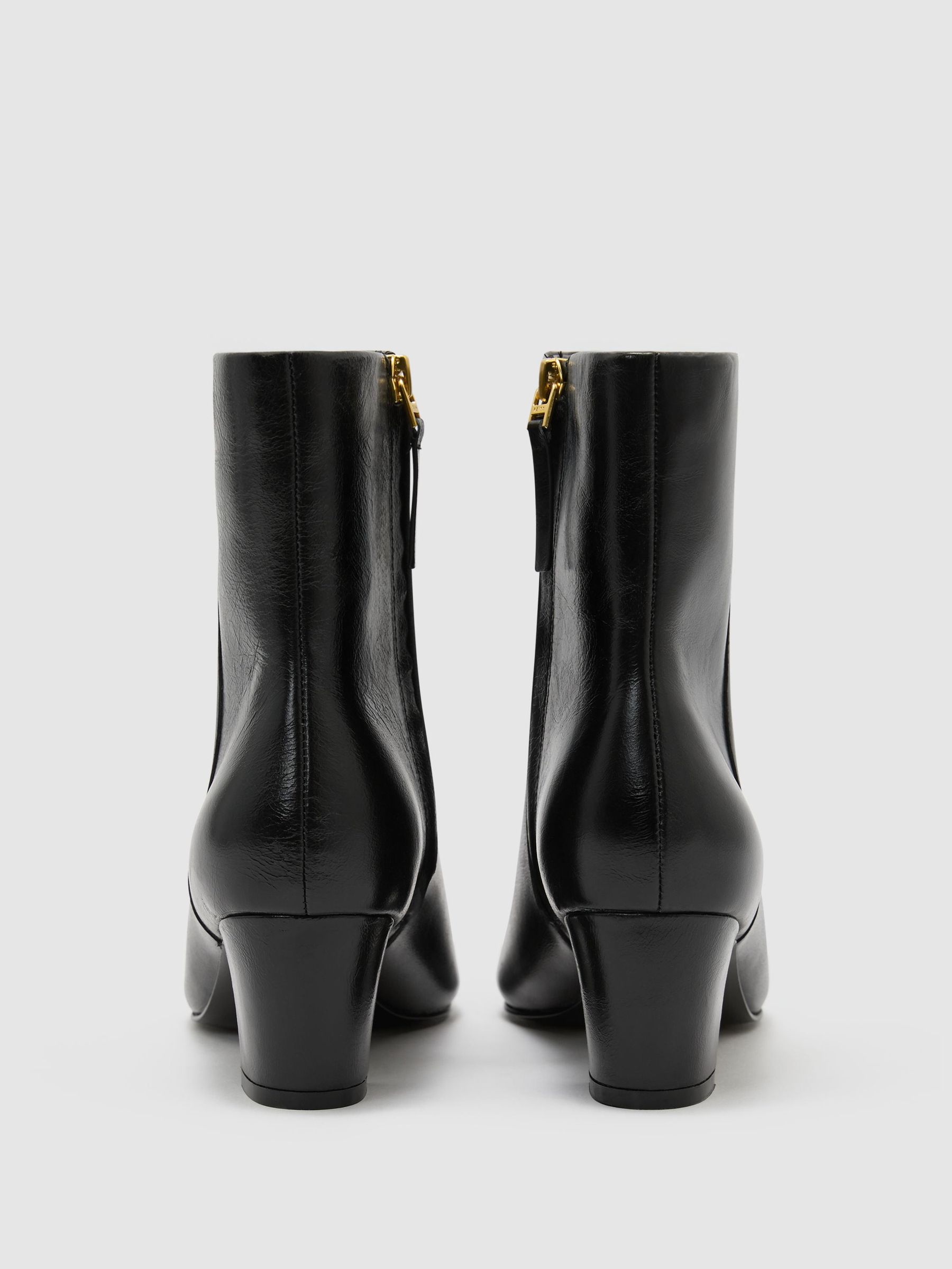 Leather Pointed-Toe Low-Heel Ankle Boots in Black - صورة 5 من 6