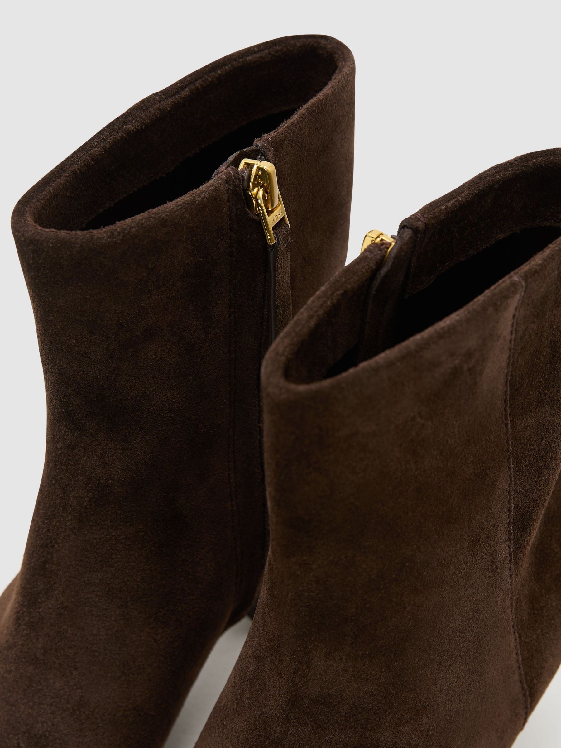 Leather Pointed-Toe Low-Heel Ankle Boots in Chocolate - صورة 5 من 5