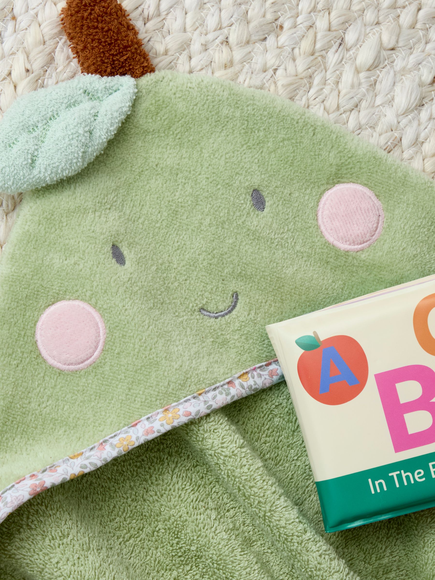 Apple Hooded Towel & Bathtime Book Gift Set - Image 4 of 4