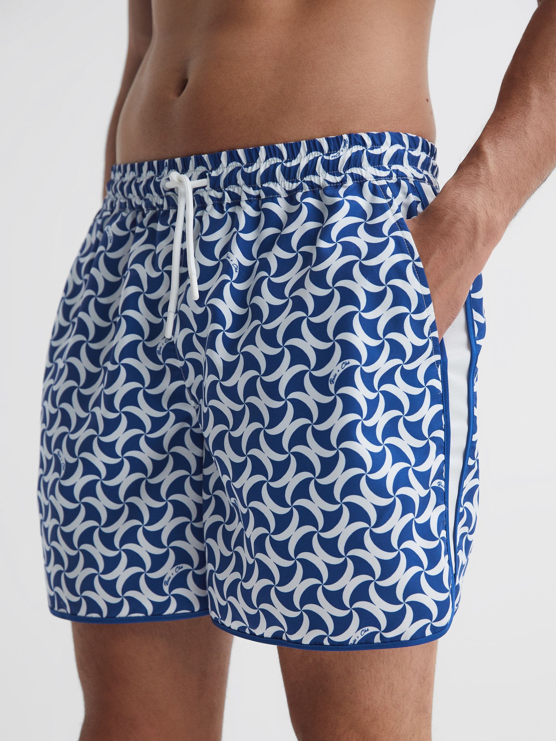 Reiss Ché Printed Drawstring Swim Shorts in Bright Blue/White - Image 3 of 6