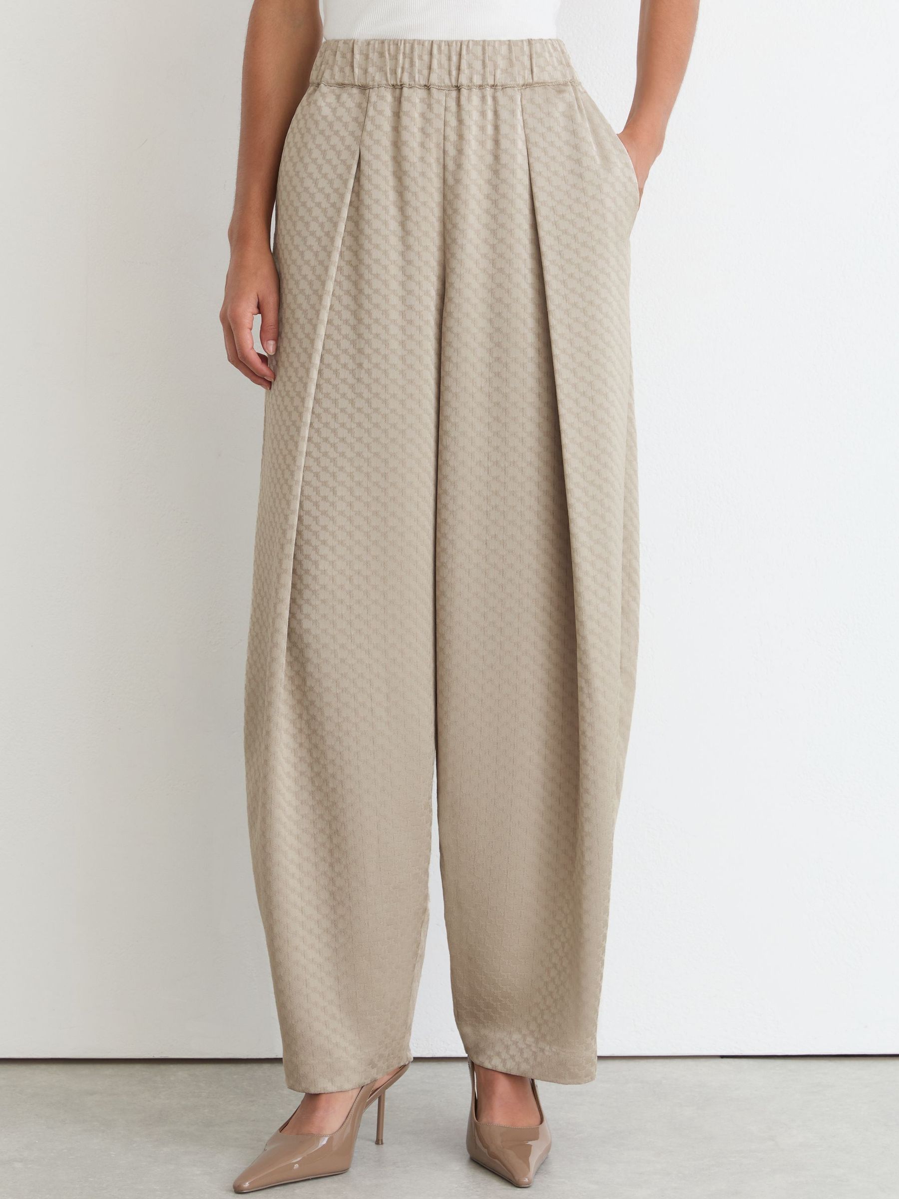 Jacquard Pleated Tapered Trousers in Champagne Neutral - Bild 3 von 7
