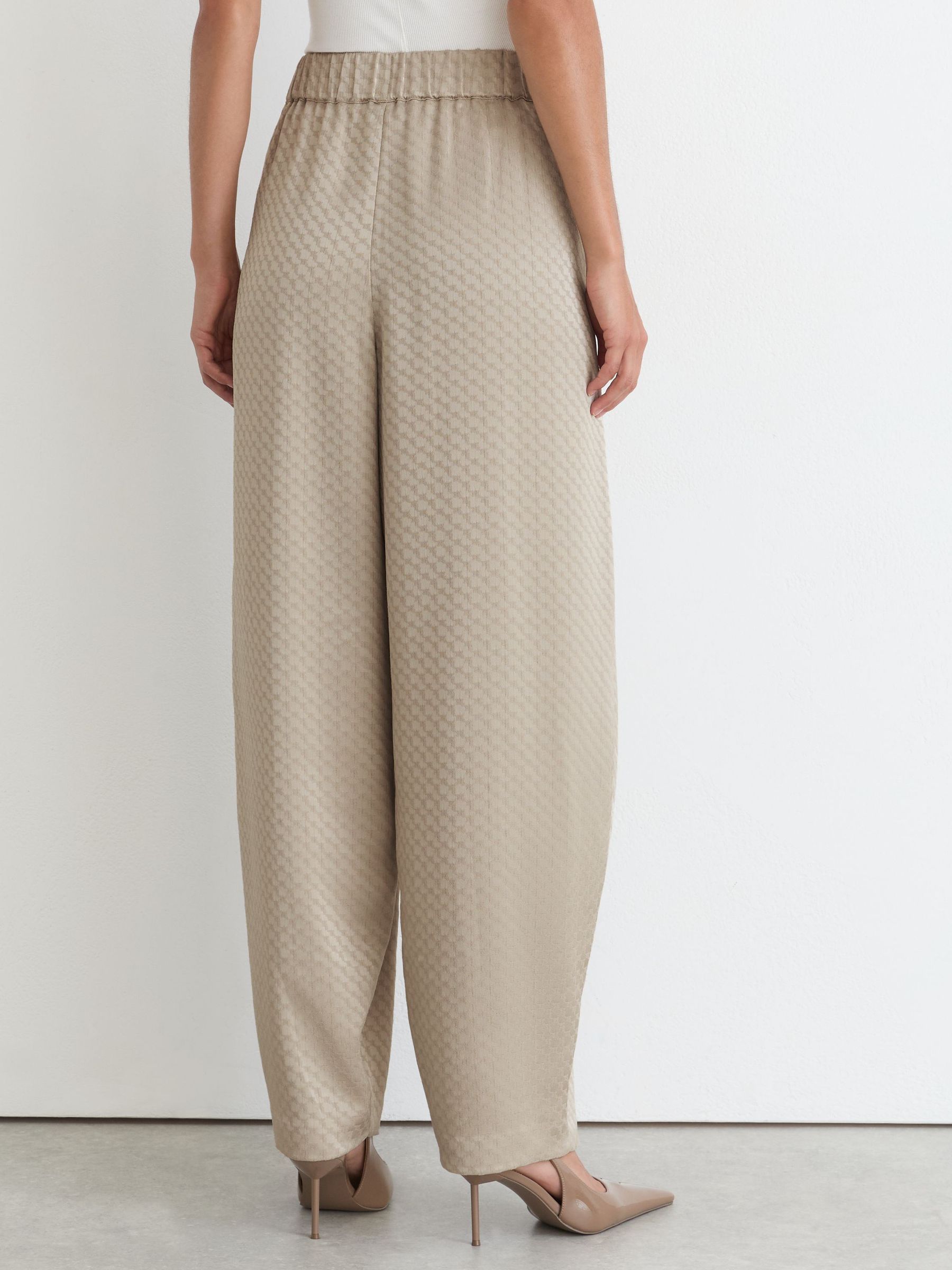 Jacquard Pleated Tapered Trousers in Champagne Neutral - Bild 6 von 7